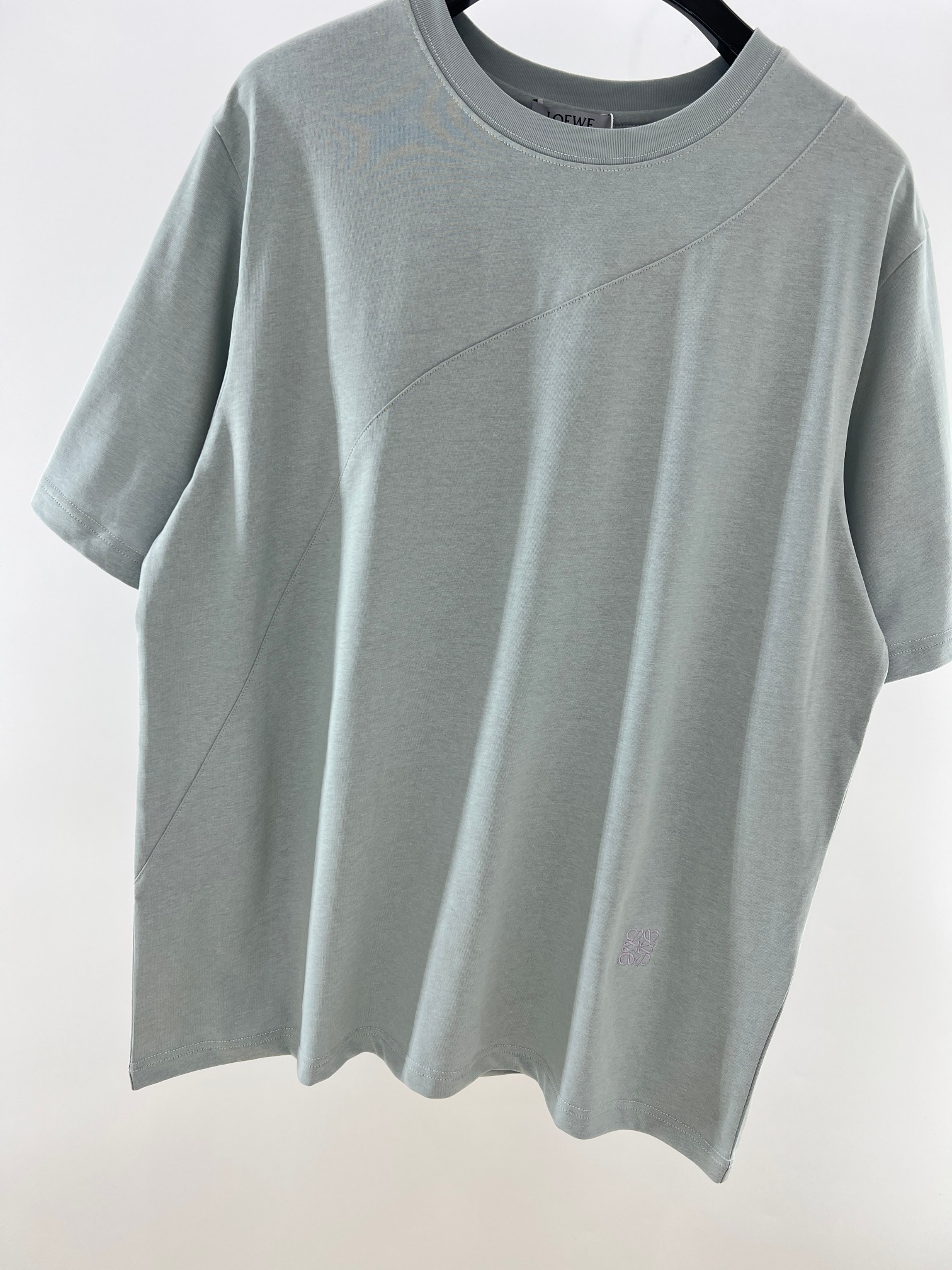 LW拼色刺绣 T 恤 | 把高级感穿在身上 浅蓝主调清新柔和，暗藏的拼色设计（领口、袖口等细节处），不动