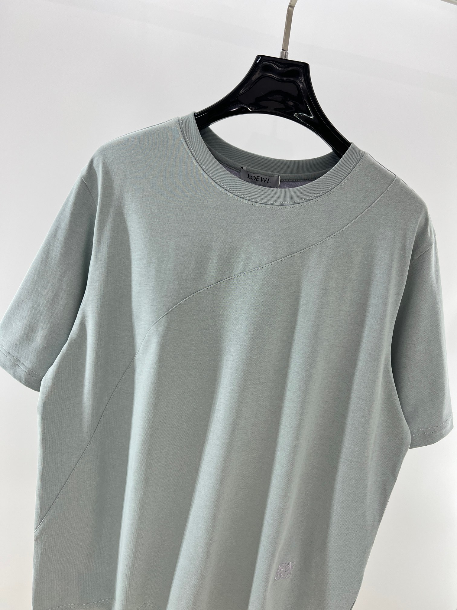 LW拼色刺绣 T 恤 | 把高级感穿在身上 浅蓝主调清新柔和，暗藏的拼色设计（领口、袖口等细节处），不动