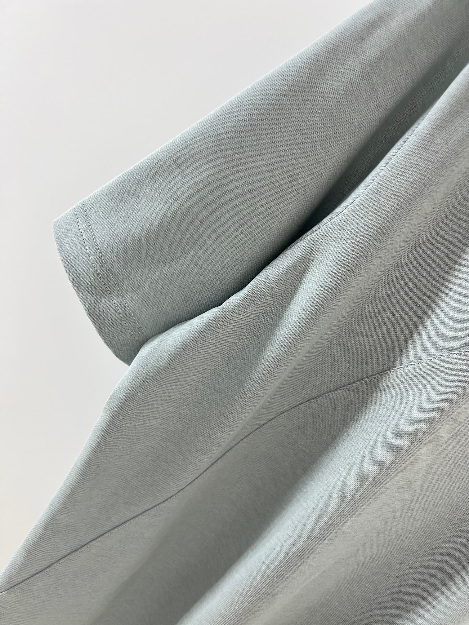 LW拼色刺绣 T 恤 | 把高级感穿在身上 浅蓝主调清新柔和，暗藏的拼色设计（领口、袖口等细节处），不动