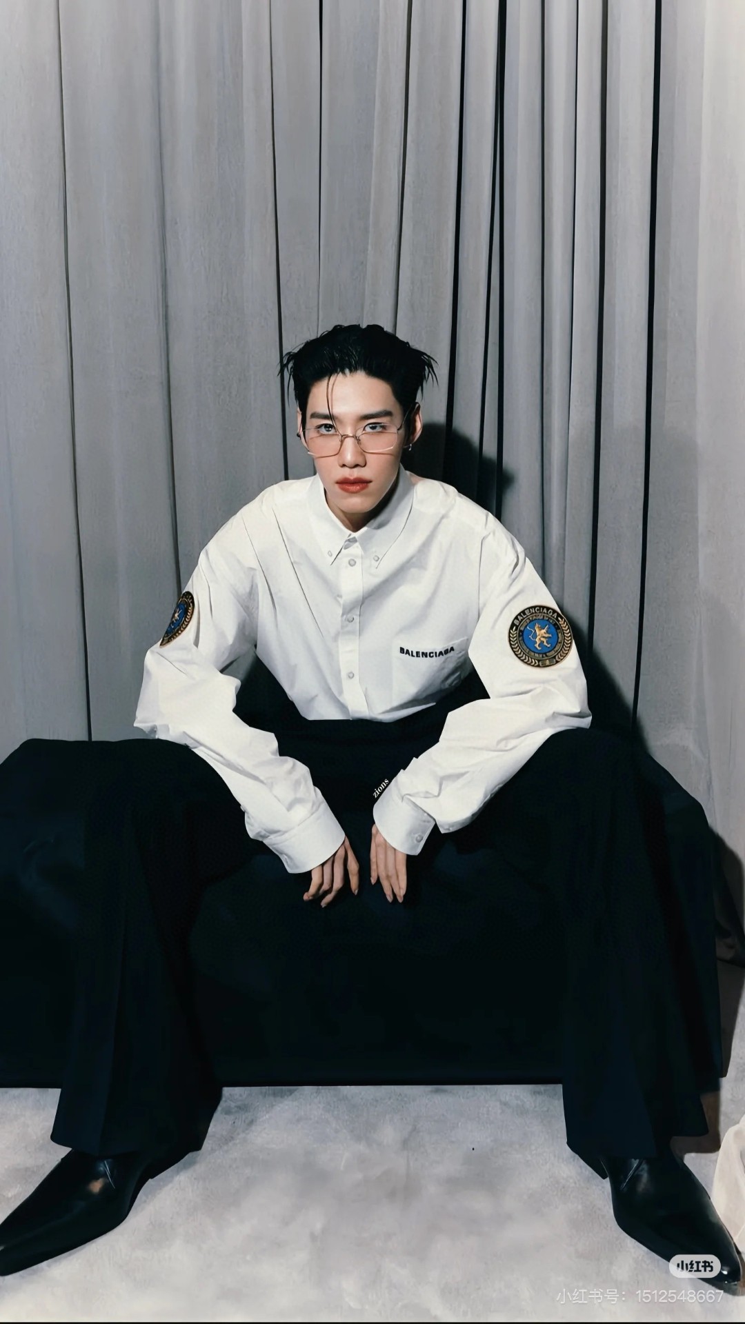 NO:471139,BLCG logo embroidery badge long-sleeved shirt shirt. Customized lightweight cotton plain texture Excellent texture Comfortable skin with pure and flawless white as the base color Extremely simple aesthetics The iconic Balenciaga logo embroidery embroidery embroidery on the chest Compatible with the gold wire badge on the sleeves and arms to add brand recognition Exudes an innate nobility Elegant lines cut out the futuristic outline With fearless attitude Pursuing the ultimate fashion attitude Craft 1 Using imported machine embroidery craftsmanship Use advanced computer control systems and precision mechanical components to achieve Balenciaga embroidery Paris gold wire badge embroidery operation High precision Fluid and delicate lines Craft 2: Using the rollover and buried line craftsmanship technology Provides high quality stitching effect Smooth and neat neat Craft 3: The fabric is sand-washed  Better texture, not easy to deform, not easy to shrink, not easy to fade, maintain long-term beauty, white color, number of 36 38 40 42 Exclusive,,balenciaga,shirts,alexander wang19860909BLCG标识刺绣徽章长袖衬衫 衬衣. 定制轻逸凝忆棉平纹料 质感卓越 舒适贴肤 以纯净无瑕的白色为底色 极致的简约美学 标志性Balenciaga标识刺绣点缀于胸前 与袖臂之上的金丝徽章相得益彰增添品牌辨识度 散发着一种与生俱来的高贵气息 利落的线条切割出未来感的轮廓 以无畏的姿态 追求极致的时尚态度 工艺1 采用进口机刺绣工艺 使用先进的计算机控制系统和精密的机械部件 实现Balenciaga刺绣 巴黎金丝徽章刺绣作业 精度高 线条流畅而细腻 工艺2: 采用侧翻埋夹车线工艺 能够提供优质的缝合效果 平顺整洁 工整整洁 工艺3: 面料都经过砂洗 手感质感更佳 不易变形 不易缩水 不易褪色 保持长久的美观 颜色白色 码数36 38 40 42 独家专供,,balenciaga,shirts,alexander wang,Men's clothing