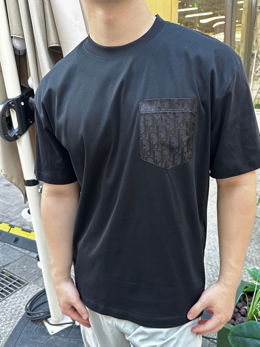 NO:461745,CD Little Di Jacquard Pocket Logo Couple Short Sleeve T-shirt Relive the classic~ The high-end Di** short sleeves are here!  The chest pocket 'DI** decoration, delicate patterns collide to create a delicate layering, the selected fabric is skin-friendly and clean, the line is neat and detailed, from the neckline label to the garment craftsmanship, the French luxury style is everywhere. Whether it is a casual and trendy style with jeans, or a layered jacket unlocks a high-end style, a versatile style that can be used for both men and women, easily allowing daily wear to jump into the fashion show. A top body, with its own unique elegant aura, wear the texture of the luxury brand on your body~ Color black white Size XS-L exclusively for, jeans, jackets & coats, T-shirt,tees, t-shirt, alexander wang19860909CD小迪提花口袋标识情侣款短袖T恤 重温经典~高级感拉满的Di**短袖来了！胸前口袋“DI**装饰,细腻纹路碰撞出精致层次感,精选面料亲肤挺括,走线工整细节考究,从领口标签到成衣工艺,处处彰显法式奢华格调. 无论是搭配牛仔裤打造休闲潮范,还是叠穿外套解锁高阶造型,男女皆可驾驭的百搭款,轻松让日常穿搭跃升时尚秀场.一件上身,自带Di**独有的优雅气场,把奢侈品牌的质感穿在身上～ 颜色黑色 白色 尺码XS-L 独家专供,,jeans,jackets & coats,T-shirt,tees，t-shirt,alexander wang,Men's clothing