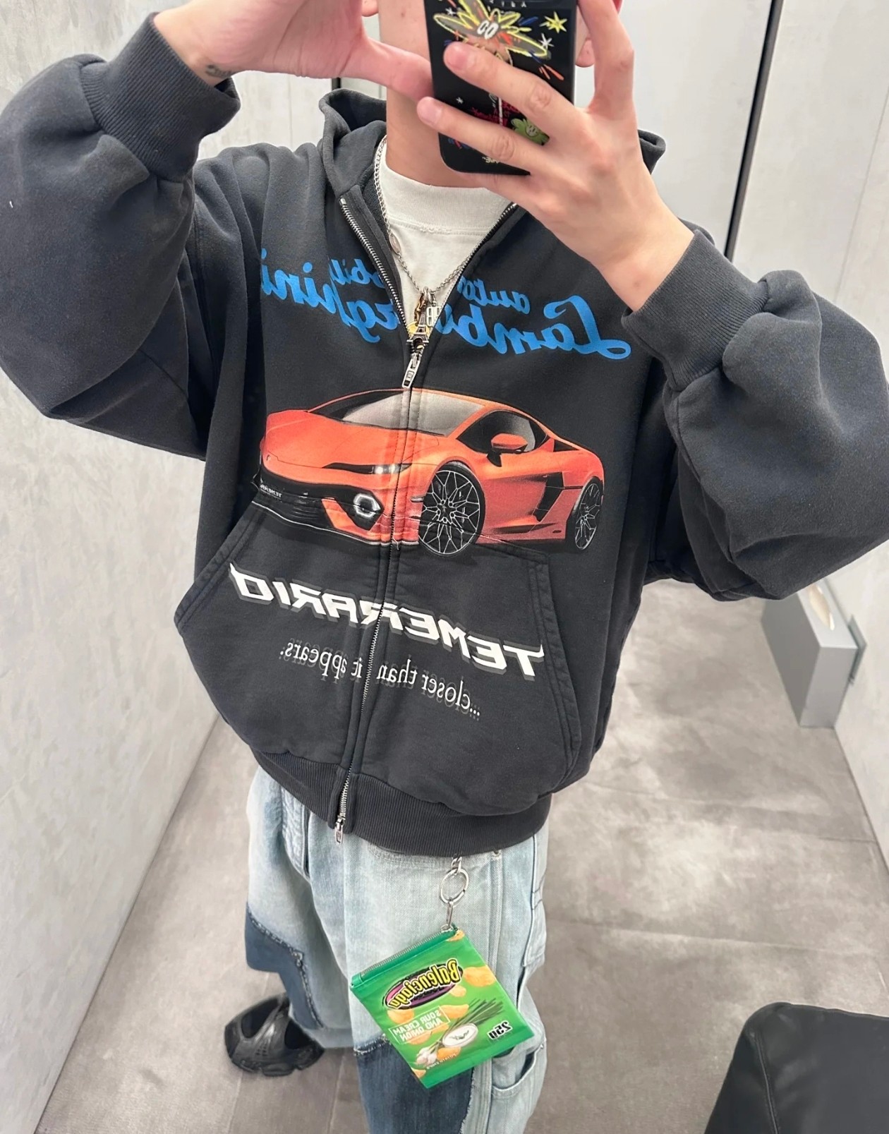 NO:504678,The BLCG car zipper hooded sweatshirt is made of pure cotton, which is super comfortable to wear. It is soft and skin-friendly, and it is very breathable. It can absorb moisture from the body surface in time and keep you dry at all times! The pattern of the Lamborghini sports car on the chest is so realistic, the color is particularly bright, the red body looks super textured, the lines are also clear, the details of the wheels and headlights are clearly clear, and high-quality digital direct-injection printing technology is used to accurately print the pattern on the sweatshirt, and the color is super restored, so there will be no fading or blur! The hem and cuffs of the clothes are tightened, which can prevent wind and look neat and will not be loose!  The kangaroo pocket design is designed with a very harmonious combination of the overall shape and lines of the clothes, making the clothes look more stylish and not dull! It can be matched with multiple types of clothing to create a fashionable look, customized accessories, complete three standards, the same style as men and women!  Color wash black Size XS-L, hoodie, sweatshirts,hats,alexander wang19860909BLCG汽车拉链连帽卫衣 采用纯棉材质,穿上身超级舒服,那种柔软亲肤的感觉,特别自在,而且它的透气性超棒,能及时把身体表面的湿气吸走,让你时刻保持干爽! 胸前的兰博基尼跑车的图案印得那叫一个逼真,颜色特别鲜亮,红色的车身看着超有质感,线条也清晰,轮毂、车灯这些细节都清清楚楚,用了高质量的数码直喷印花技术,把图案精准地印在卫衣上,而且色彩还原度超高, 不会出现掉色、模糊的情况! 衣服下摆和袖口是收紧的设计,能防风,还显得利落,不会松松垮垮的! 袋鼠口袋设计,它的形状和线条和衣服整体搭配得特别和谐,让衣服看起来更有型,不会显得呆板!能与多类型服饰搭配营造时尚造型,定制辅料,三标齐全,男女同款！ 颜色水洗黑色 尺码XS-L,,hoodie,sweatshirts,hats,alexander wang,Men's clothing