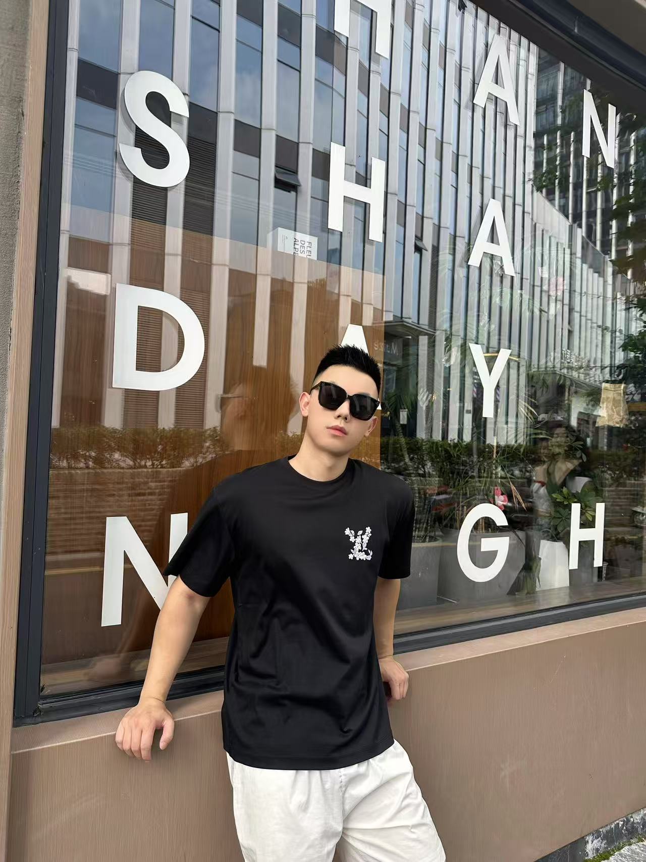 NO:504723,CD Xiaodi classic letter logo logo retro old printed short-sleeved T-shirt This short-sleeved short-sleeved short-sleeved T-shirt is simple and elegant~ classic round neck, 'Christian Di** COUTURE' on the chest is aged print, retro and fashionable, both black and white are very versatile. Whether it is single or layered, it is easy to grasp the fashionable feeling, and the basic style can also be worn to create a unique style. Fashionable and exquisite must-have item~ Selected fabrics, comfortable upgraded fabrics composed of 99 cotton and 1 polyester fiber, which combines the soft skin-friendliness of cotton fabrics and the durable and anti-wrinkle properties of polyester fiber. Color black and white Size XS-L,, T-shirt,tees, t-shirt,alexander wang19860909CD小迪经典字母logo标识复古做旧印花短袖T恤 这款短袖,简约又自带高级感~经典圆领,胸前 “Christian Di** COUTURE” 做旧印花,复古又时髦,黑白两色都很百搭,不管是单穿还是叠搭,轻松拿捏时尚感,基础款也能穿出独特格调,时髦精必入单品呀~ 精选面料,舒适升级由99棉和1聚酯纤维组成的面料,兼具了棉质面料的柔软亲肤与聚酯纤维的耐用抗皱特性. 颜色黑色 白色 尺码XS-L,,T-shirt,tees，t-shirt,alexander wang,Men's clothing