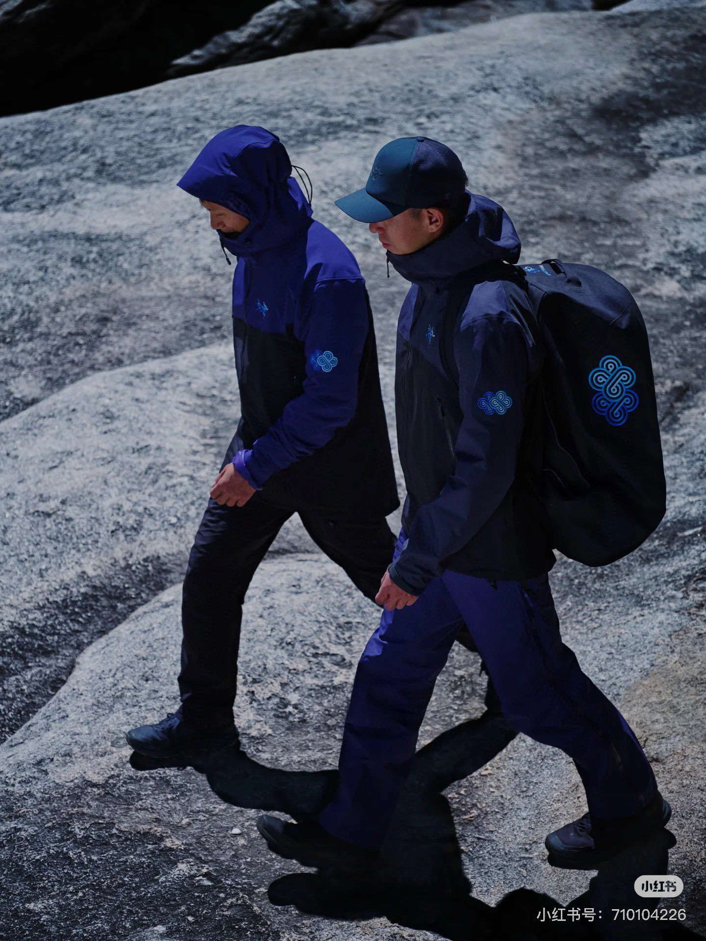 NO:508852,Arcteryx x Songzan co-branded model GAMMA 3.0 SONGTSAM HOODY outdoor windproof breathable embroidered gradient logo hooded soft shell jacket jacket. 2025 Namcuo BETA SL GAMMA  From Kavagobo, the top of the snowy mountain in Meili, to Nangabawa, the eastern secret land of the Himalayas, in 2025, the destination of the Archaeopteryx will be explored locally from mountain to water to the plateau holy lake Namcuo, which is an altitude of 4,718 meters. The series is inspired by Namcuo Lake, paying tribute to the symbiotic wisdom of the thousand-year-old symbiotic wisdom of local culture - the charming transformation of the blue of lake water, nurturing a place of water and soil, and is also the local spiritual totem that has been passed down for thousands of years. The core design element is the gradient blue knot logo condensed by Namcuo Blue: the gradient blue reproduces the ever-stop charming dynamics of Namcuo, and breaks through the single tone limitations with its inclusive beauty, flowing beauty, and fusion beauty. Use a series of gradient blues to convey the local cultural spirit of harmonious coexistence between man and nature;  The flowing knot connects the veins of mountains and lakes with winding lines, connecting people with lakes, people with mountains, people with people, and all things, paying tribute to the natural philosophy of 'synthetic things' in the local area. Color blue and black splicing Size S-XXL, arc'teryx, jackets & coats, jackets & coats, hats, alexander wang19860909Arcteryx x 松赞联名款 GAMMA 3.0 SONGTSAM 纳木措 HOODY 户外防风透气刺绣渐变logo连帽软壳夹克外套. 2025纳木措BETA SL GAMMA纳木错 从梅里雪山之巅卡瓦格博,到喜马拉雅山脉的东部秘境南迦巴瓦,2025年始祖鸟将在地探索的目的地由山至水延伸至海拔4718米的高原圣湖纳木措,即将推出全新的纳木措主题系列.系列灵感源自纳木措湖,致敬在地文化传承千年的共生智慧-湖水之蓝迷人变换,养育一方水土,更是当地传承千年的精神图腾.核心设计元素为纳木措蓝凝练而成的渐变蓝色绳结标志:渐变的蓝,再现纳木措那永不停歇的迷人动态,以其包容之美、流动之美、融合之美突破单一的色调限制,用一系列渐变的蓝调,传递人与自然和谐共生的在地文化精神; 流动的绳结,以蜿蜒曲线勾连山湖脉络,将人与湖、人与山、人与人、人与万物相连,致敬在地“万物共生”的自然哲学. 颜色蓝黑拼接 尺码S-XXL,arc'teryx,jackets & coats,jackets & coats,hats,alexander wang,Men's clothing