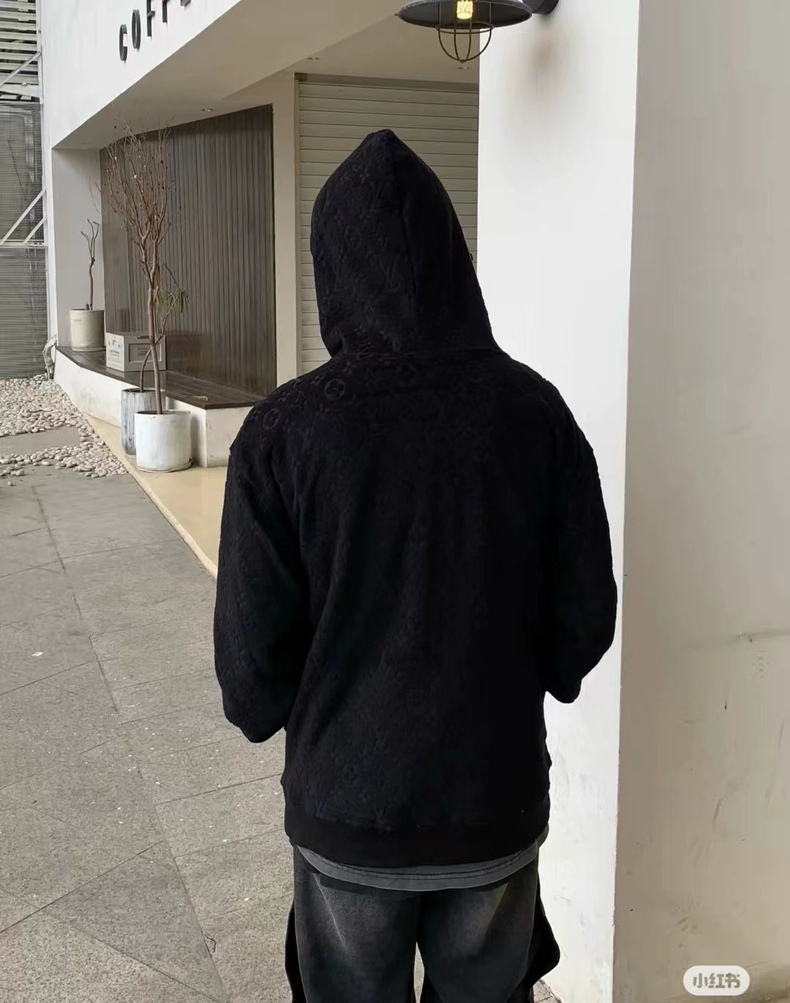 NO:521579,1V dark pattern presbyopia towel zipper hooded jacket coat adopts classic dark pattern presbyopia towel breathable jacquard fabric, cotton-elastic soft cotton blend terry cloth, subtle full-frame Monogram embossing pattern weaving, computer digital programming, the jacquard part has a concave and convex feel, the fabric has a soft and soft feel, and delicate fabric details. Drawstring double-layer hoodie paired with environmentally friendly fixed-spray lettering bell, kangaroo pocket design. Double-head resin zipper for plackets, hats, shoulder seams, hems and sleeves use double-needle thread cross-seaming technology to make the bone seams not prone to explosion. The thread closing standard for the cuffs and hems. The overall tailoring design is restored to the original version. The towel cloth with a retro texture has the characteristics of comfortable touch, soft and sweat absorption, which is low-key and versatile. Color black Navy Size S-XL,, jackets &  coats, jackets & coats,hats,alexander wang198609091V暗纹老花毛巾拉链连帽夹克外套 采用经典暗纹老花毛巾透气提花面料,棉纶的舒软棉质混纺毛巾布,含蓄全幅Monogram压花图案织造的过程中通过电脑数字编程制版,提花的部分有凹凸感,面料软糯的手感,细腻的布面细节.抽绳式双层帽衫搭配环保定喷刻字吊钟,袋鼠式口袋设计.门襟刻字双头树脂拉链,帽子、肩缝、下摆、袖位采用双针车线跨缝工艺,使骨缝不易爆线比较牢固.袖口、下摆标配的螺纹收口.整体剪裁设计上身效果还原原版,自带复古质感的毛巾布具有舒适触感、柔软吸汗的特点,低调耐看且百搭. 颜色黑色 藏青色 尺码S-XL,,jackets & coats,jackets & coats,hats,alexander wang,Men's clothing