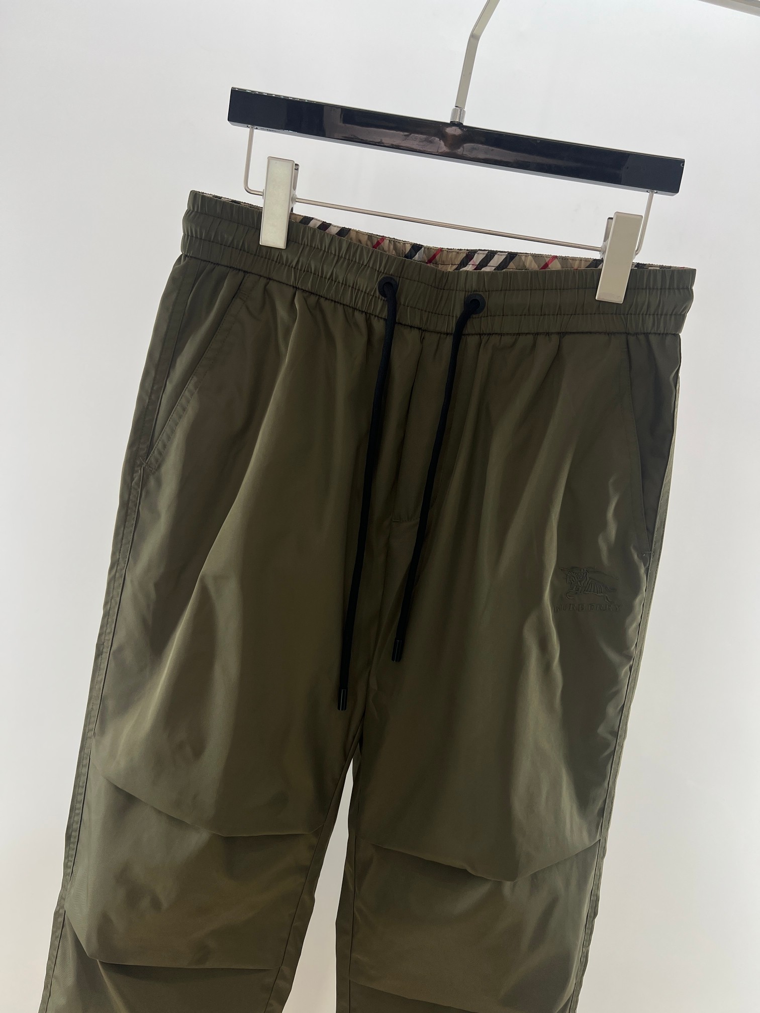 。 秋冬新款~BBY军绿色战马徽标抽绳束口裤 经典的军绿色，自带复古又硬朗的气质，轻松适配各种风格的穿搭