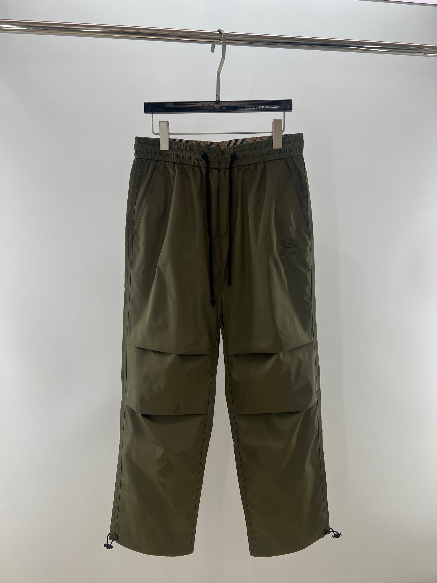 。 秋冬新款~BBY军绿色战马徽标抽绳束口裤 经典的军绿色，自带复古又硬朗的气质，轻松适配各种风格的穿搭