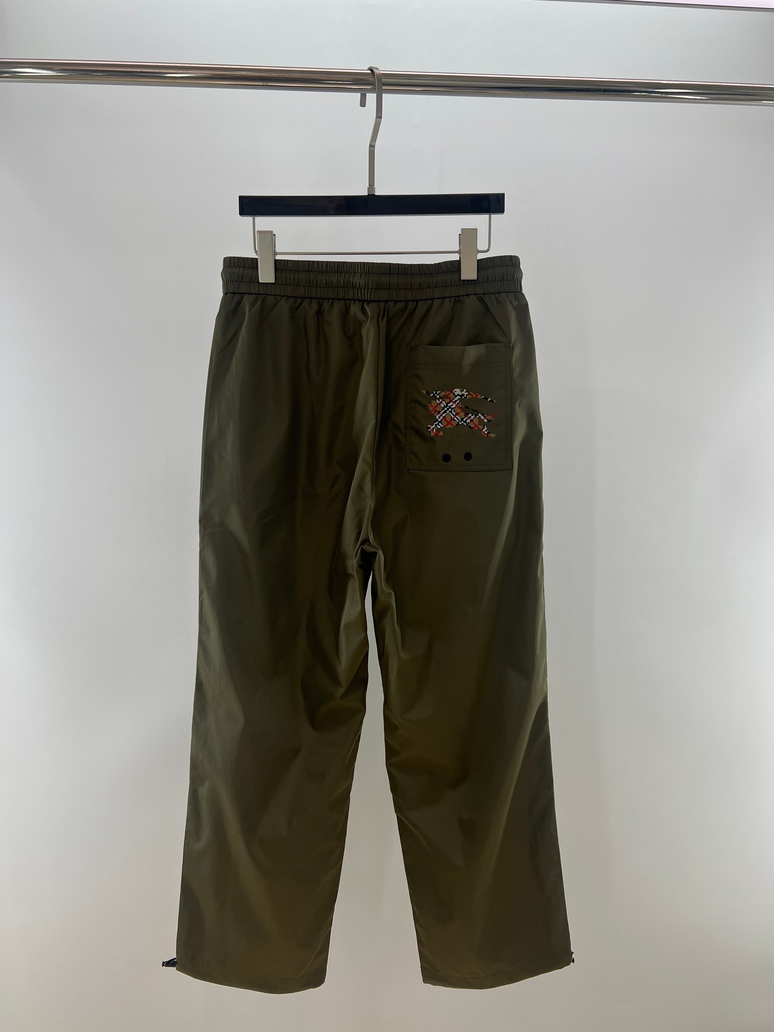 。 秋冬新款~BBY军绿色战马徽标抽绳束口裤 经典的军绿色，自带复古又硬朗的气质，轻松适配各种风格的穿搭