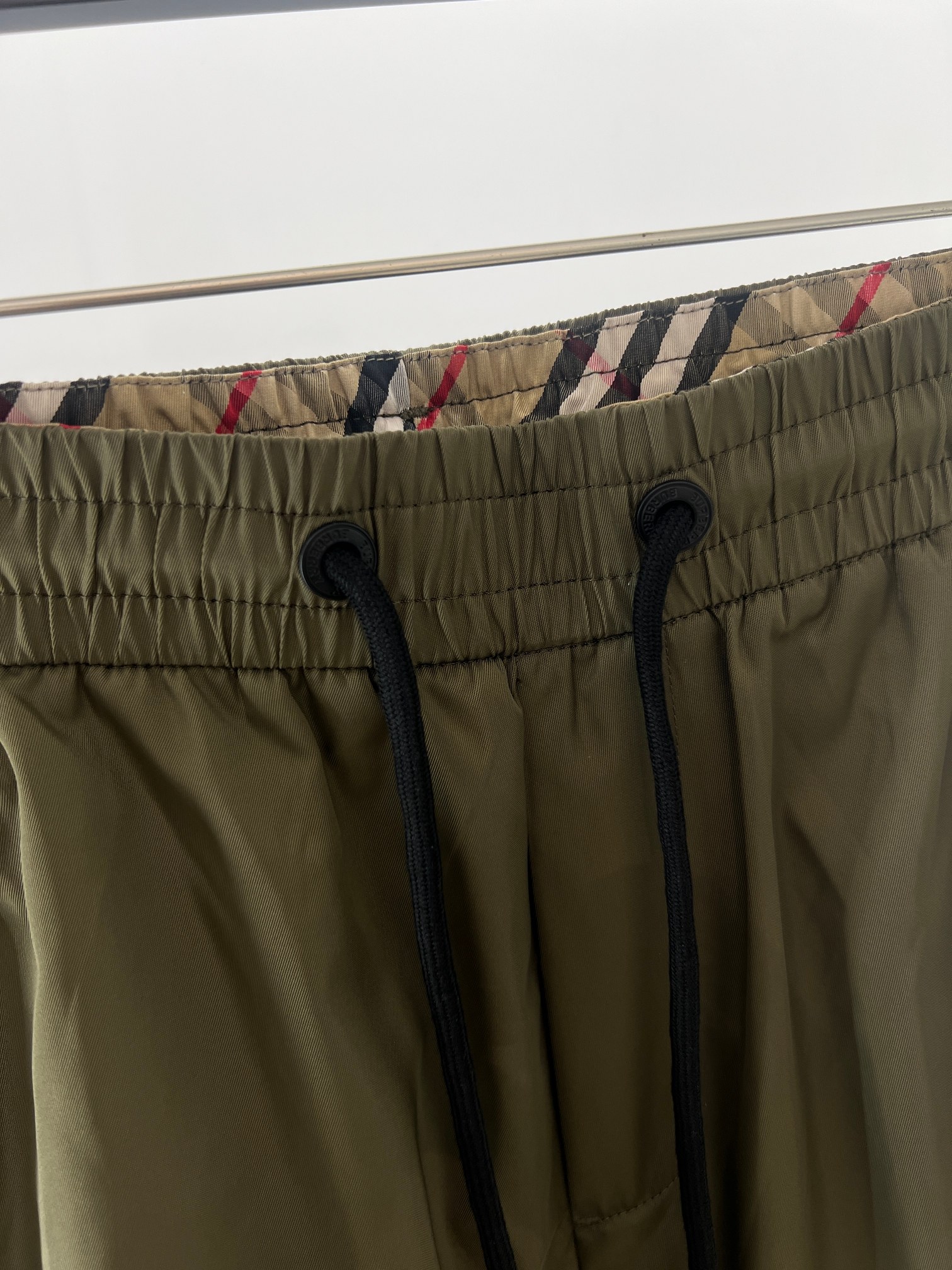 。 秋冬新款~BBY军绿色战马徽标抽绳束口裤 经典的军绿色，自带复古又硬朗的气质，轻松适配各种风格的穿搭