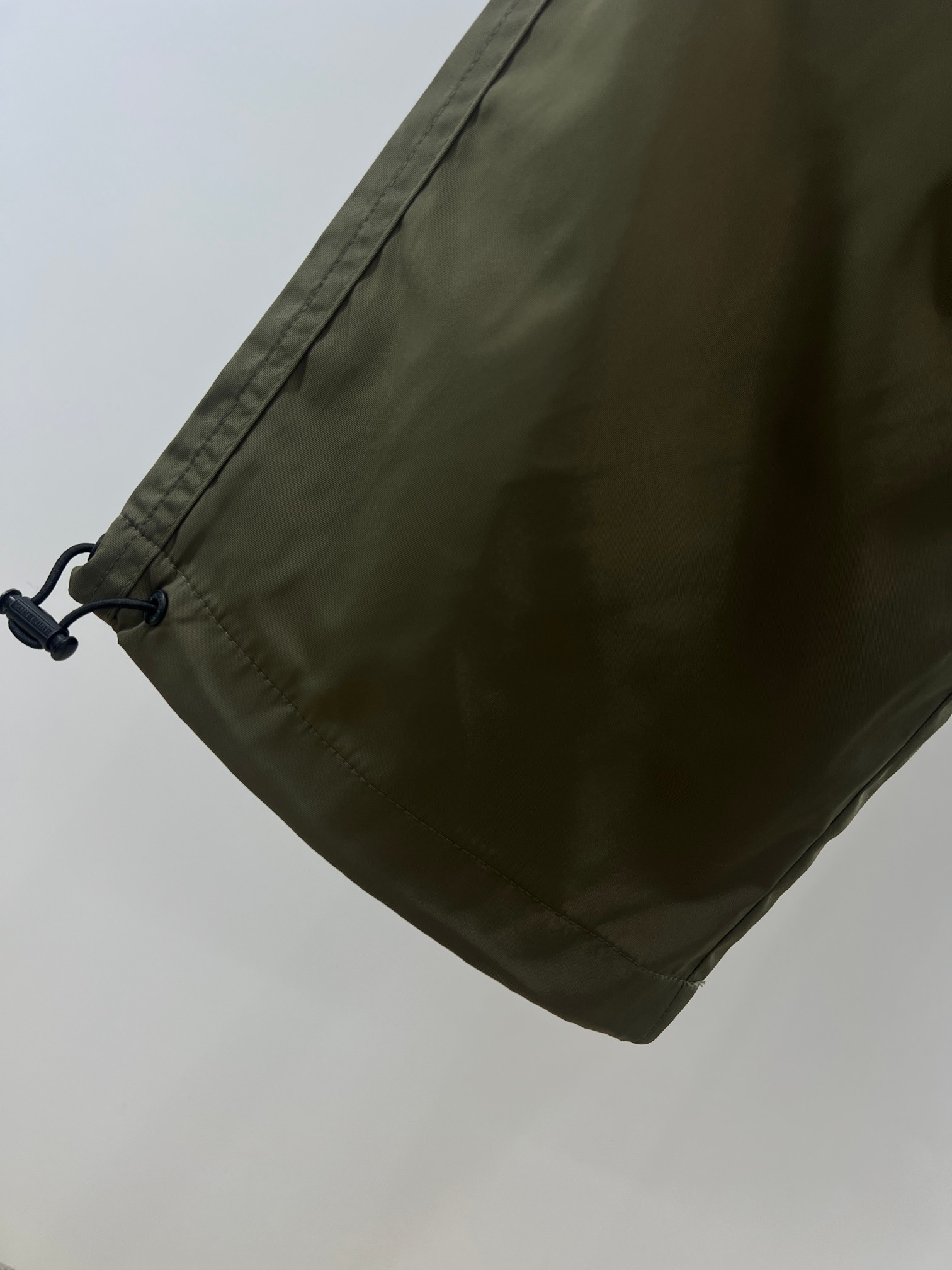 。 秋冬新款~BBY军绿色战马徽标抽绳束口裤 经典的军绿色，自带复古又硬朗的气质，轻松适配各种风格的穿搭