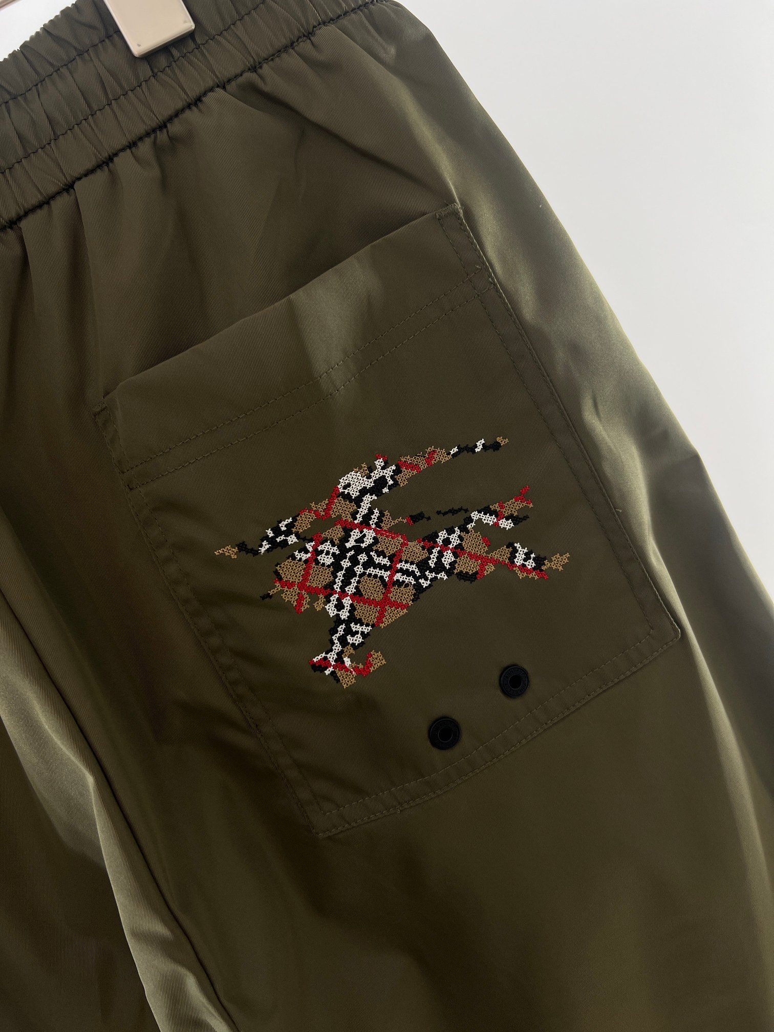 。 秋冬新款~BBY军绿色战马徽标抽绳束口裤 经典的军绿色，自带复古又硬朗的气质，轻松适配各种风格的穿搭