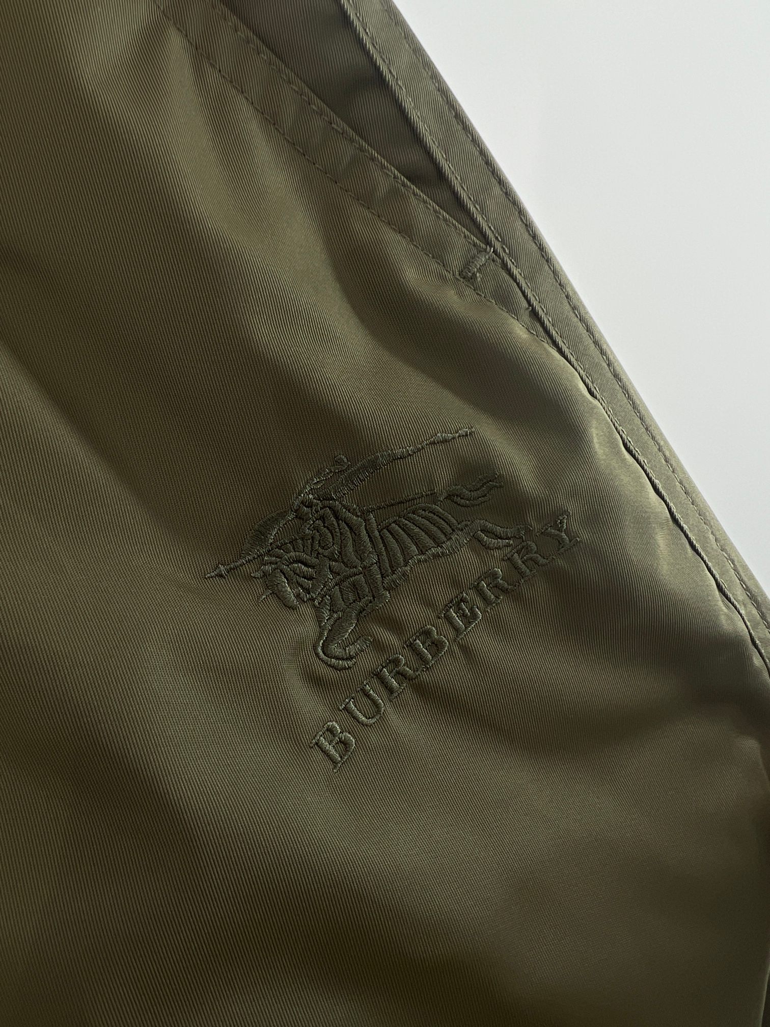 。 秋冬新款~BBY军绿色战马徽标抽绳束口裤 经典的军绿色，自带复古又硬朗的气质，轻松适配各种风格的穿搭