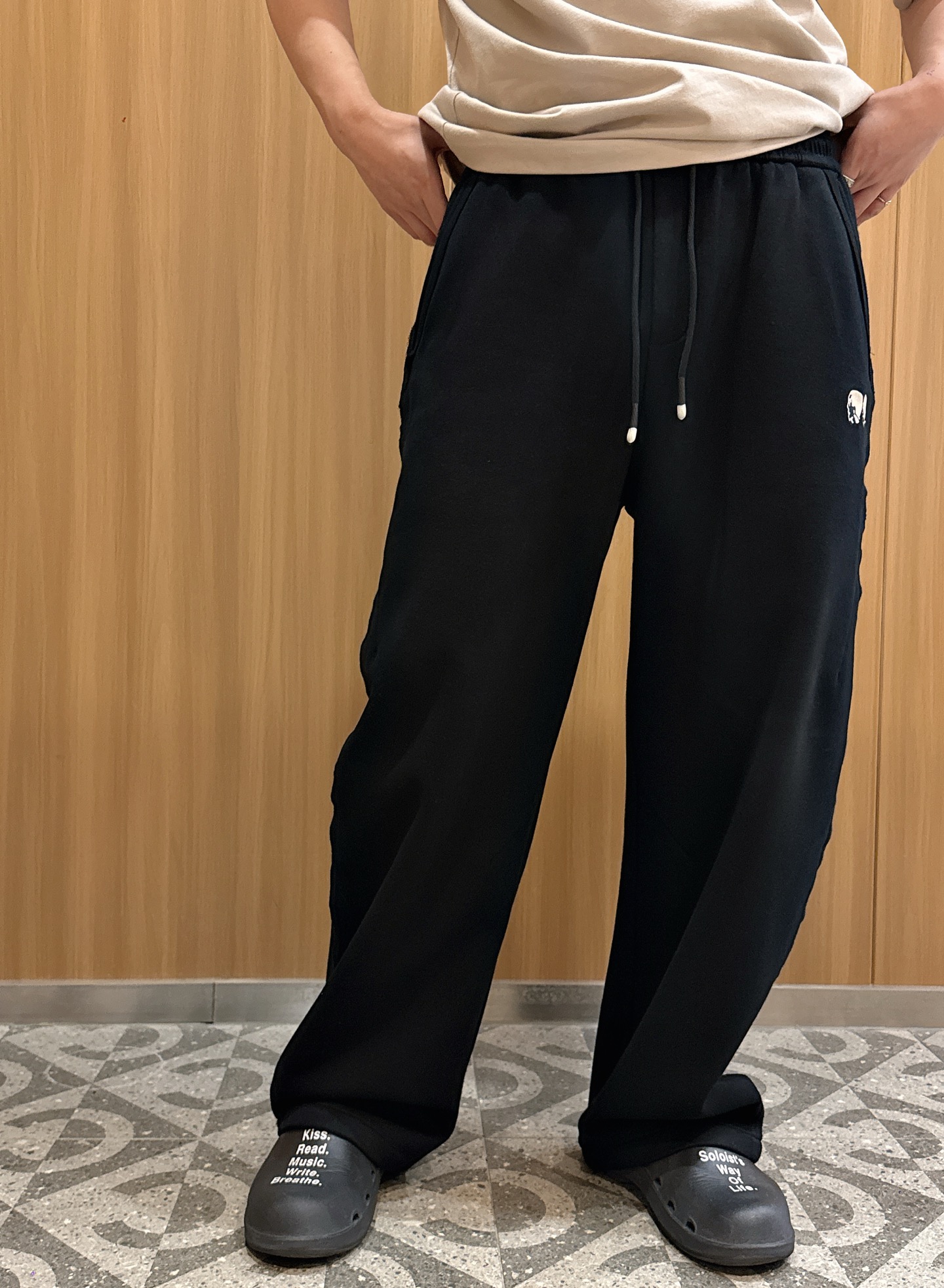 NO:529450,. V workwear villain high-weight knitted cotton wide-leg pants. Trendy and cool style, texture is king - LV workwear villain high-weight wide-leg pants!  When the crisp texture of Gaoke's heavy fabric meets V's iconic workwear embroidery, this black wide-leg pants become a perfect fusion of street and high-end fashion. The elastic waist and texture drawstring are matched with casual adjustments. The three-dimensional wide-leg style is designed to modify the leg shape while being lazy. The front workwear embroidery is exquisite and eye-catching, and the three-dimensional pocket on the back hides details and ingenious ideas. Each design interprets the 'high-end casual' dressing philosophy. Whether it is matched with a trendy sweatshirt to create a street style or a simple shirt, it can hold the whole audience with a super texture. Color black Size XS-L,,louis vuitton,hoodie,sweatshirts,shirts,alexander wang19860909. V工装小人高克重针织棉阔腿裤 潮酷型格,质感为王——LV工装小人高克重阔腿裤！ 当高克重面料的挺括质感邂逅V标志性工装小人刺绣,这条黑色阔腿裤便成了街头与高端时尚的完美融合体.松紧腰头搭配质感抽绳,随性调节间尽显潮人态度；立体剪裁的阔腿版型,修饰腿型的同时又满是慵懒腔调. 正面工装小人刺绣精致吸睛,背面立体口袋暗藏细节巧思,每一处设计都在诠释“高级休闲”的穿搭哲学.无论是搭配潮牌卫衣打造街头风,还是与简约衬衫碰撞雅痞感,它都能以超强质感hold住全场. 颜色黑色 尺码XS-L,,louis vuitton,hoodie,sweatshirts,shirts,alexander wang,Men's clothing