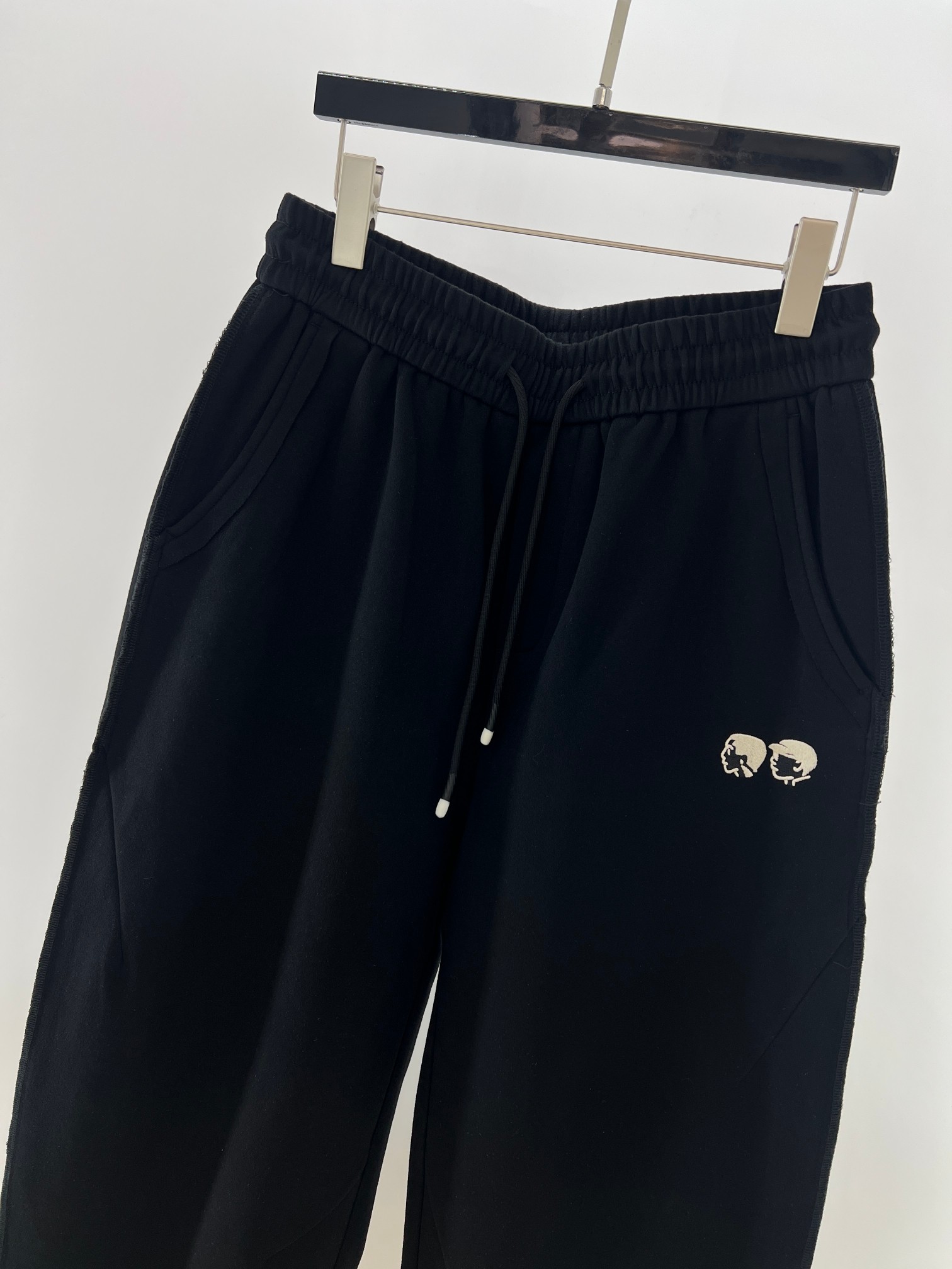 。 V工装小人高克重针织棉阔腿裤 潮酷型格，质感为王——LV工装小人高克重阔腿裤！ 当高克重面料的挺括质