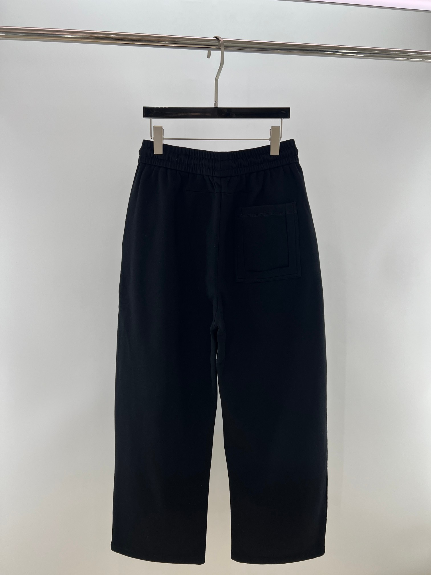 。 V工装小人高克重针织棉阔腿裤 潮酷型格，质感为王——LV工装小人高克重阔腿裤！ 当高克重面料的挺括质