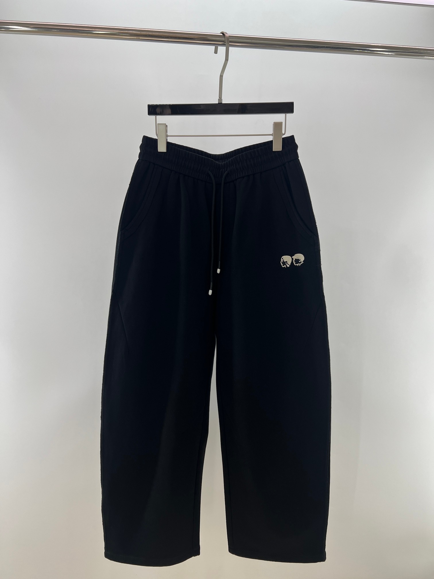 。 V工装小人高克重针织棉阔腿裤 潮酷型格，质感为王——LV工装小人高克重阔腿裤！ 当高克重面料的挺括质