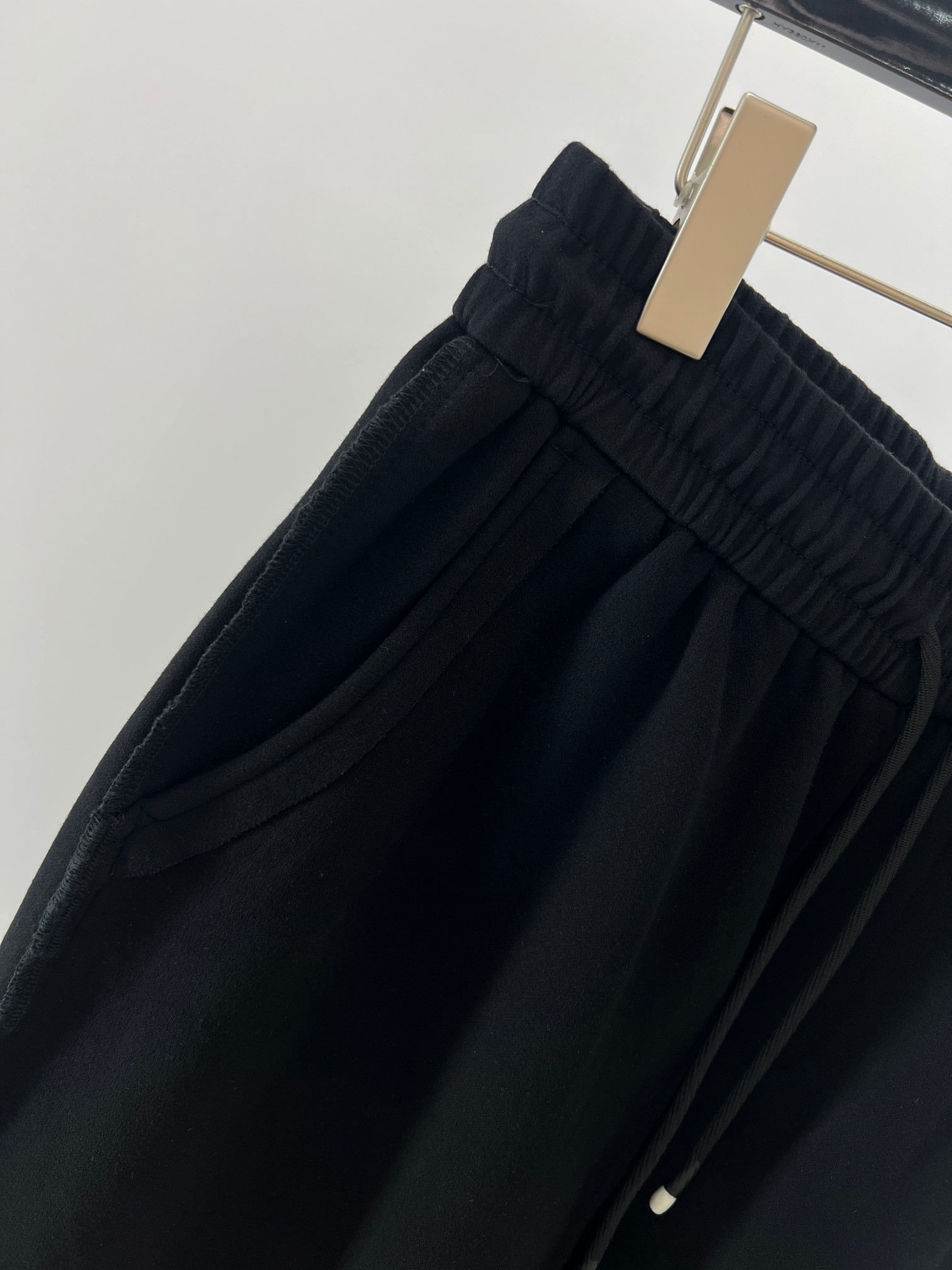 。 V工装小人高克重针织棉阔腿裤 潮酷型格，质感为王——LV工装小人高克重阔腿裤！ 当高克重面料的挺括质