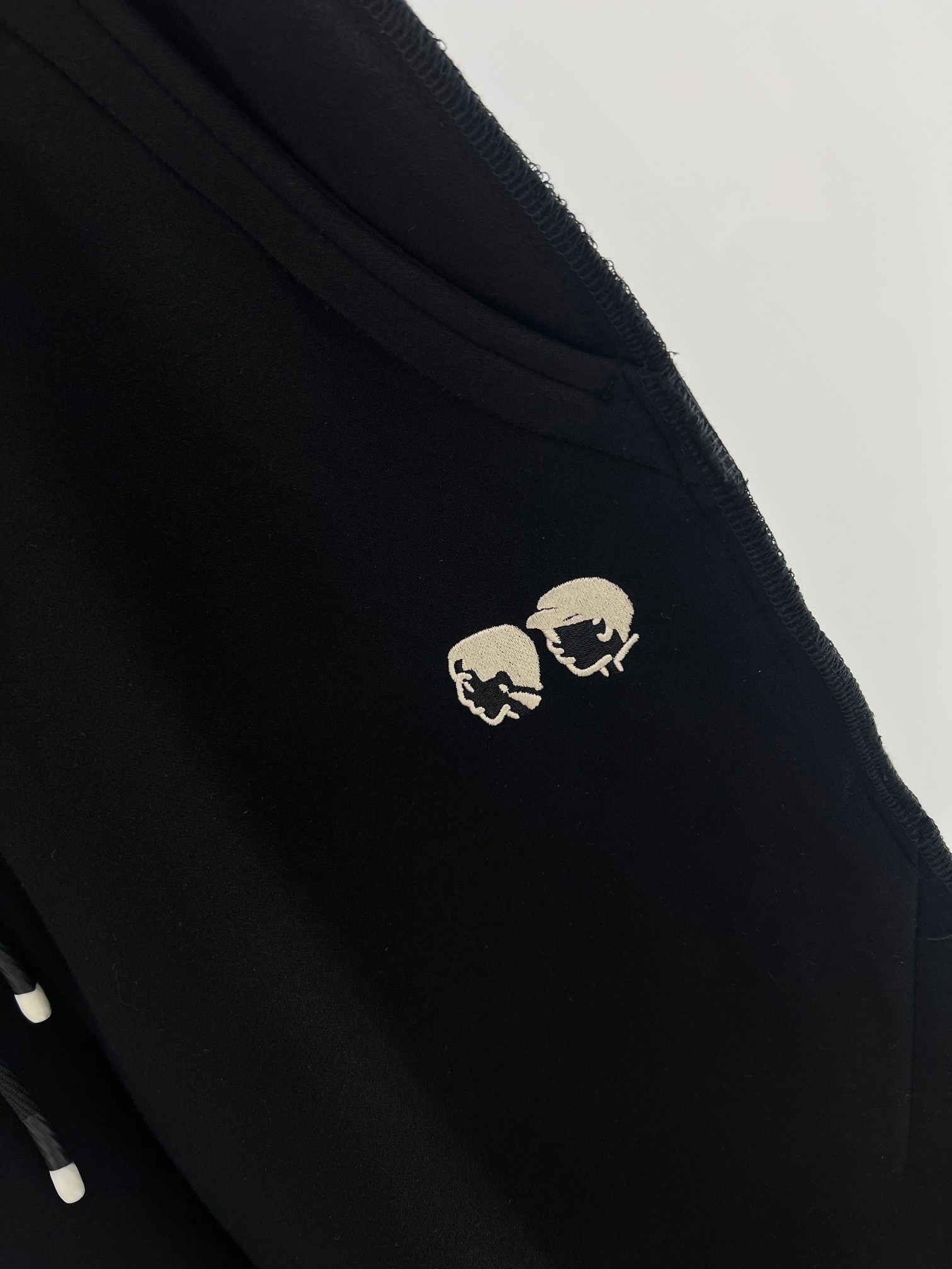 。 V工装小人高克重针织棉阔腿裤 潮酷型格，质感为王——LV工装小人高克重阔腿裤！ 当高克重面料的挺括质