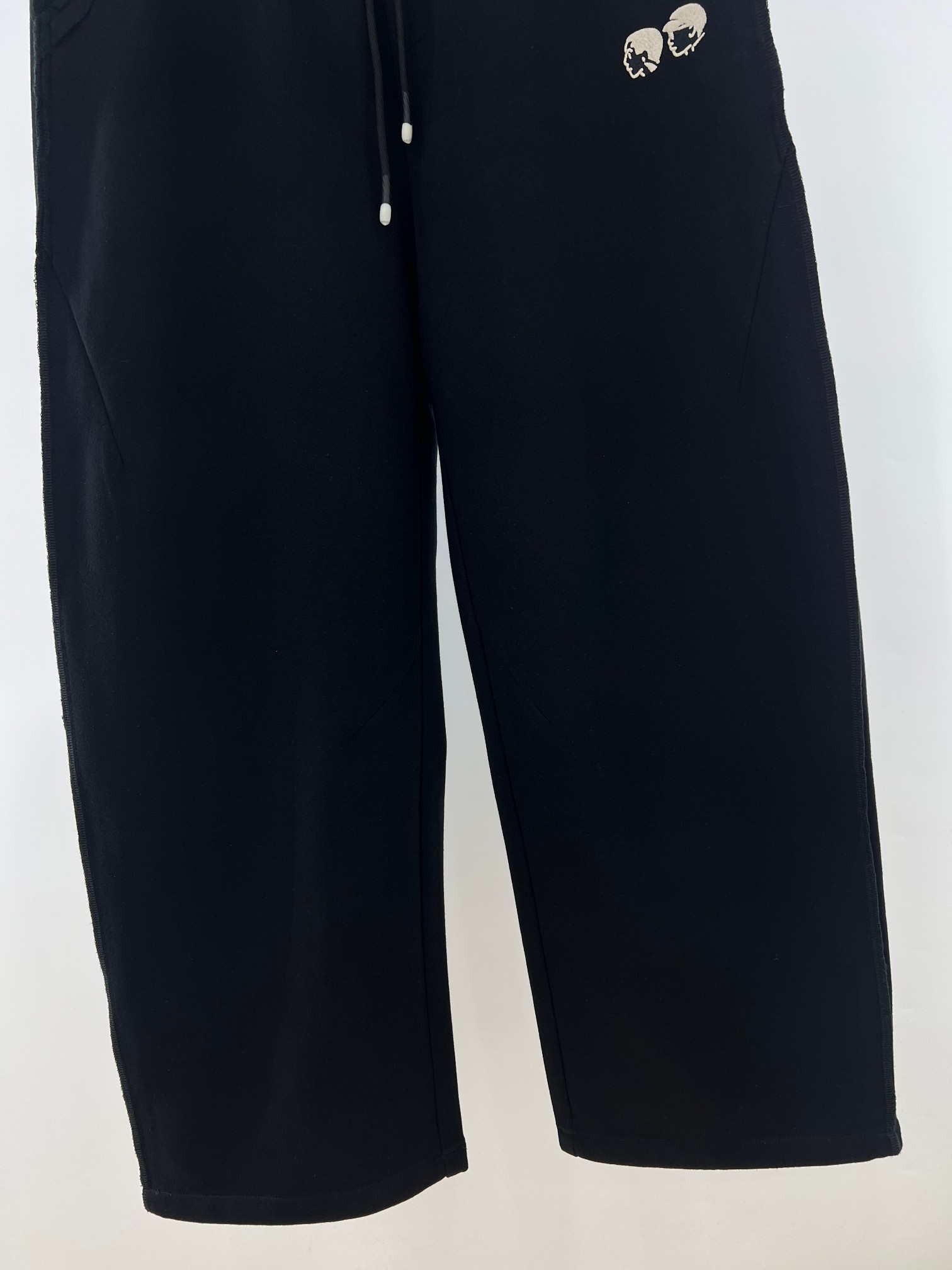 。 V工装小人高克重针织棉阔腿裤 潮酷型格，质感为王——LV工装小人高克重阔腿裤！ 当高克重面料的挺括质