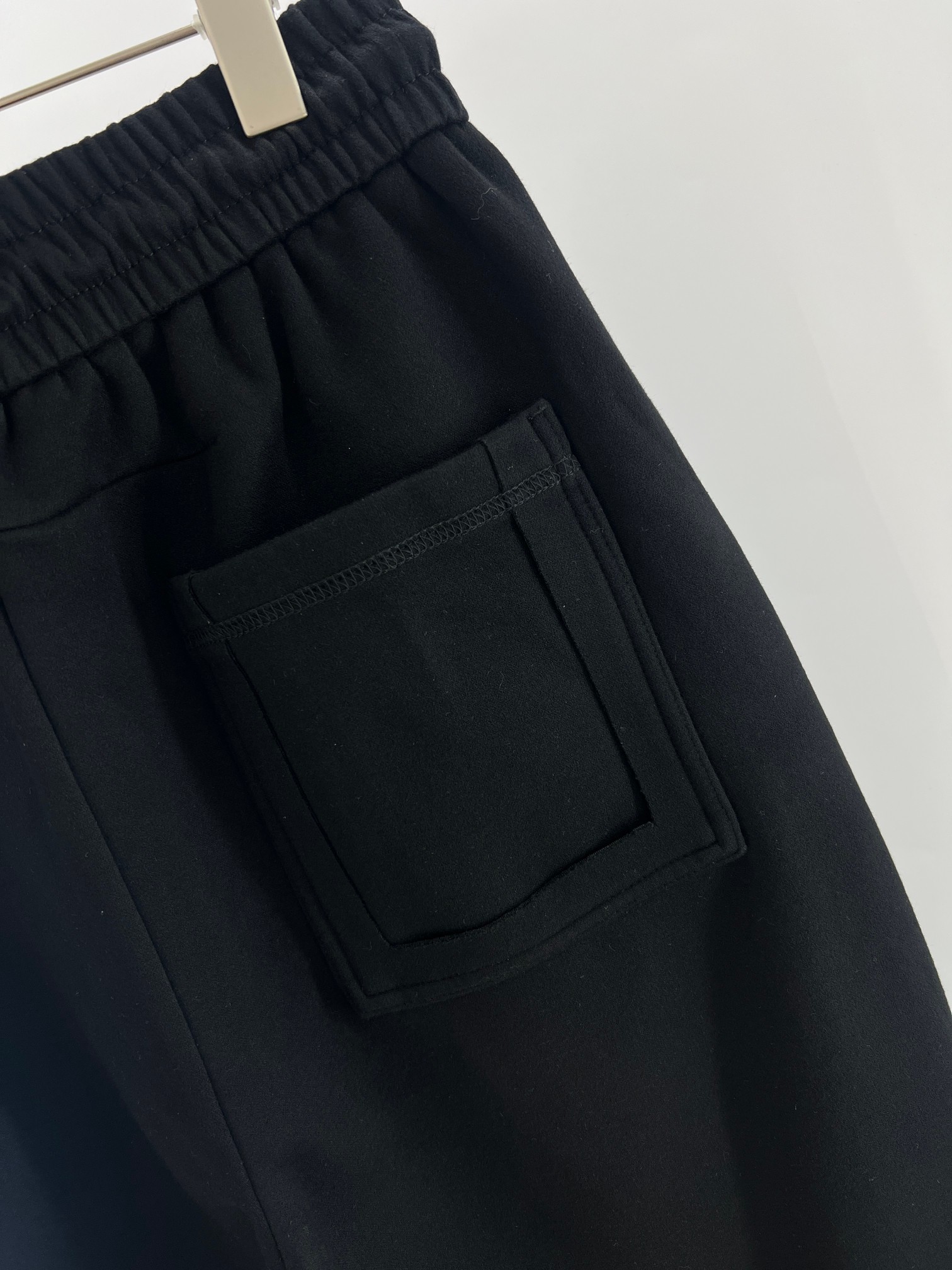 。 V工装小人高克重针织棉阔腿裤 潮酷型格，质感为王——LV工装小人高克重阔腿裤！ 当高克重面料的挺括质