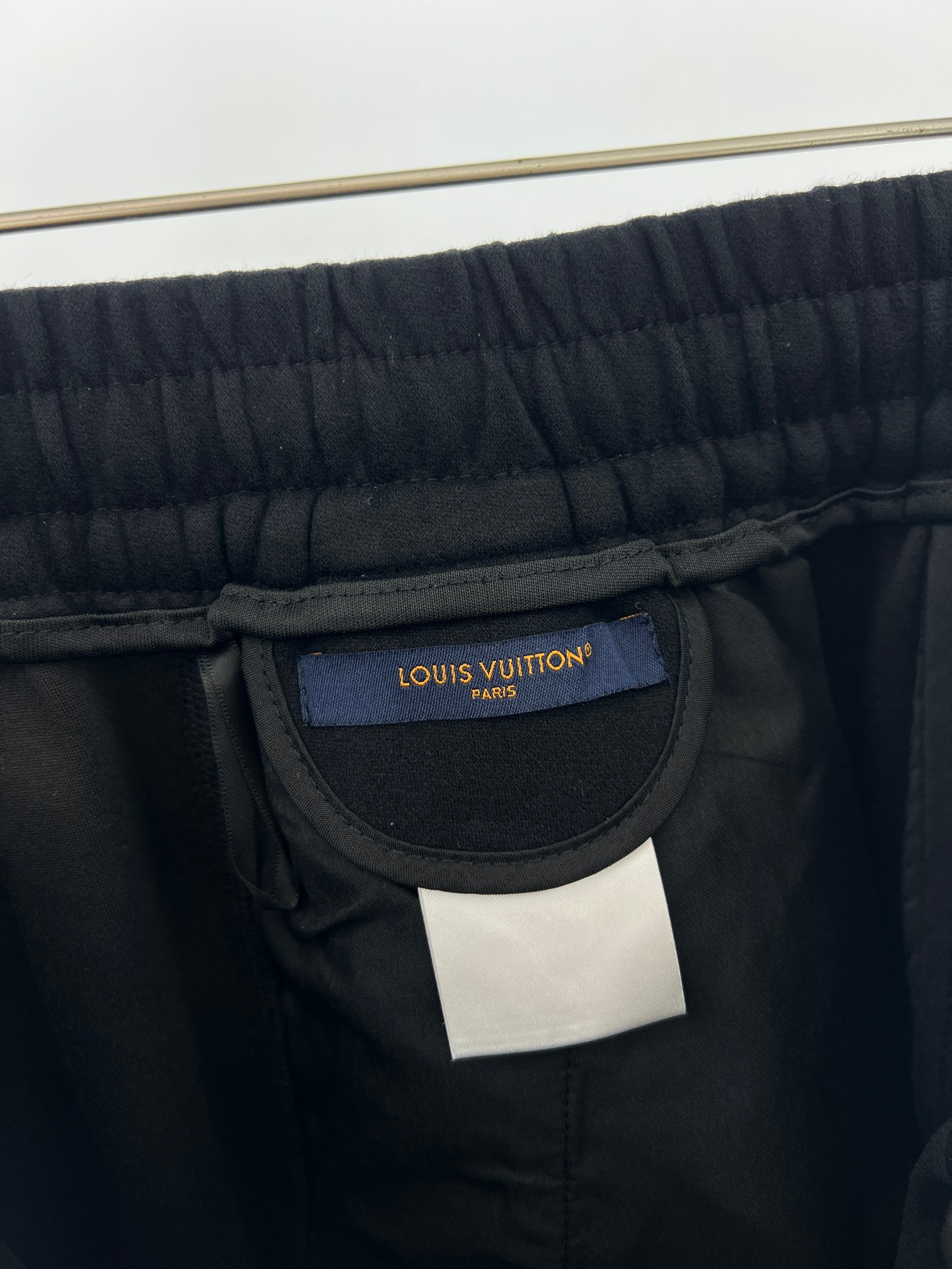 。 V工装小人高克重针织棉阔腿裤 潮酷型格，质感为王——LV工装小人高克重阔腿裤！ 当高克重面料的挺括质