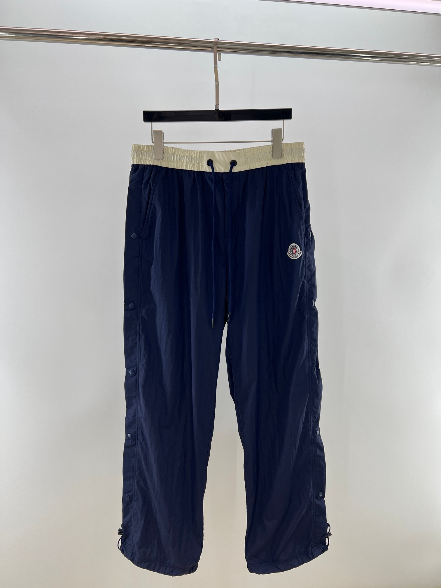 。 Mo原厂出品的蓝色抽绳松紧腰阔腿裤 经典蓝色系，自带清爽感，轻松适配各种风格穿搭。抽绳松紧腰设计超贴