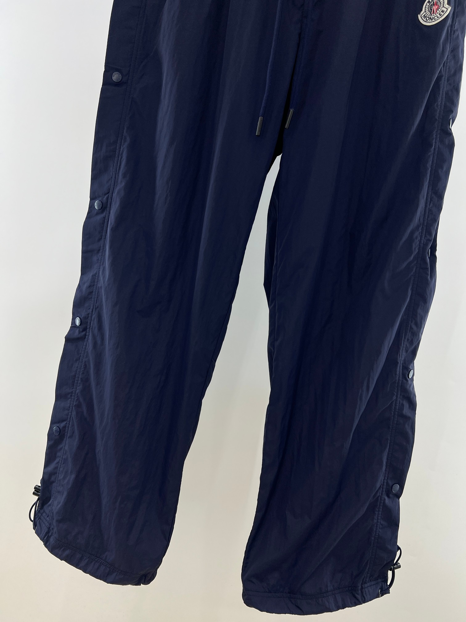 。 Mo原厂出品的蓝色抽绳松紧腰阔腿裤 经典蓝色系，自带清爽感，轻松适配各种风格穿搭。抽绳松紧腰设计超贴