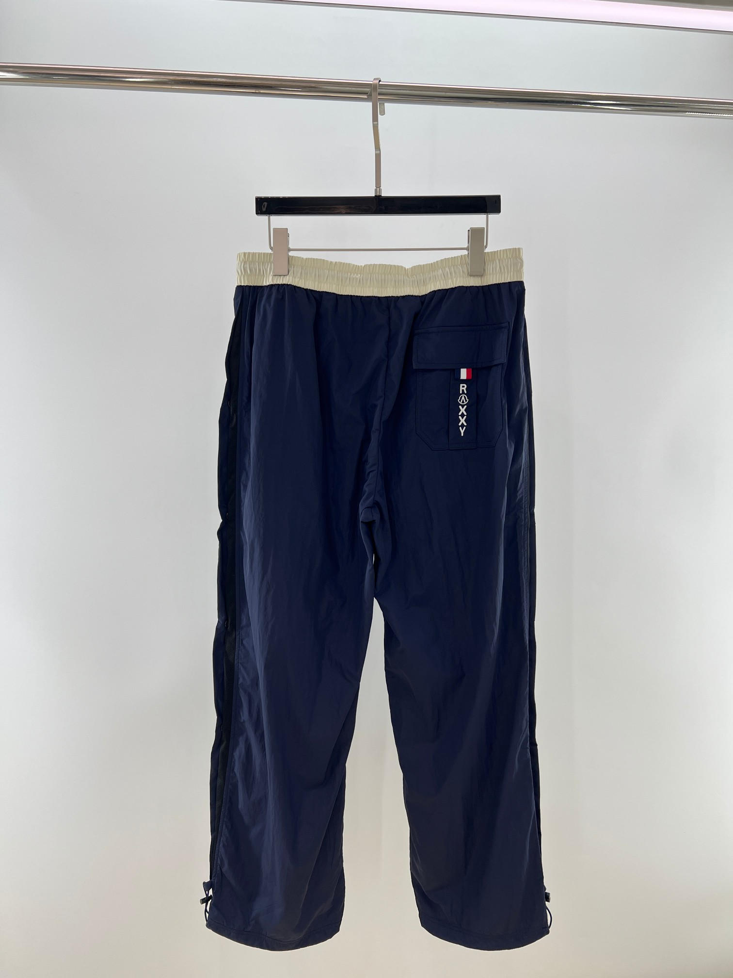 。 Mo原厂出品的蓝色抽绳松紧腰阔腿裤 经典蓝色系，自带清爽感，轻松适配各种风格穿搭。抽绳松紧腰设计超贴