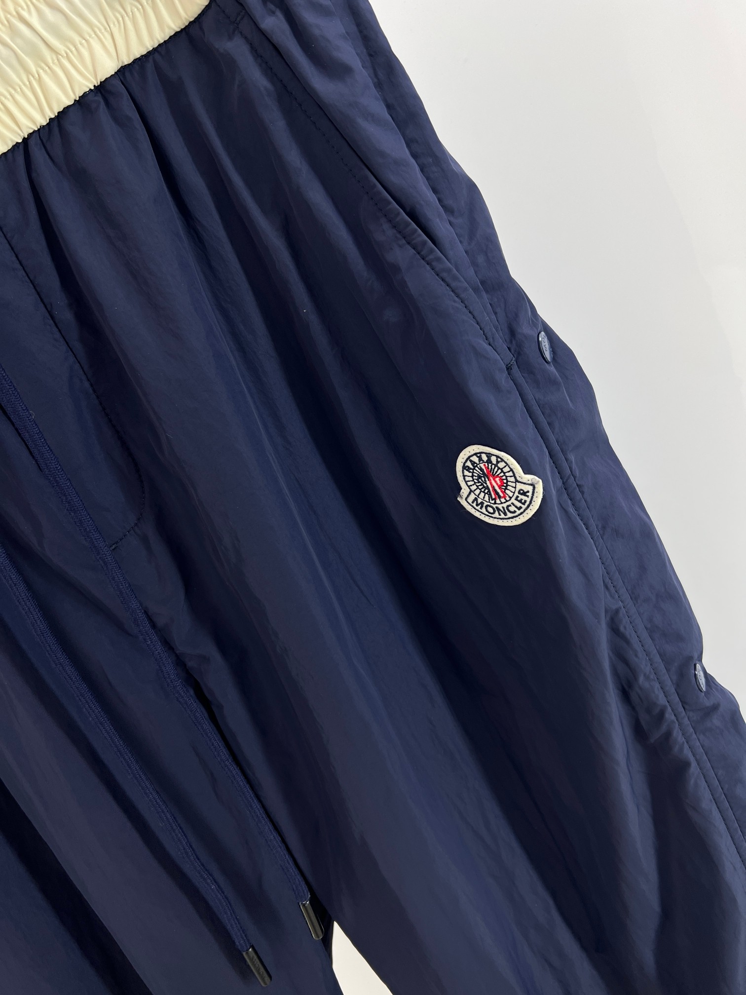 。 Mo原厂出品的蓝色抽绳松紧腰阔腿裤 经典蓝色系，自带清爽感，轻松适配各种风格穿搭。抽绳松紧腰设计超贴