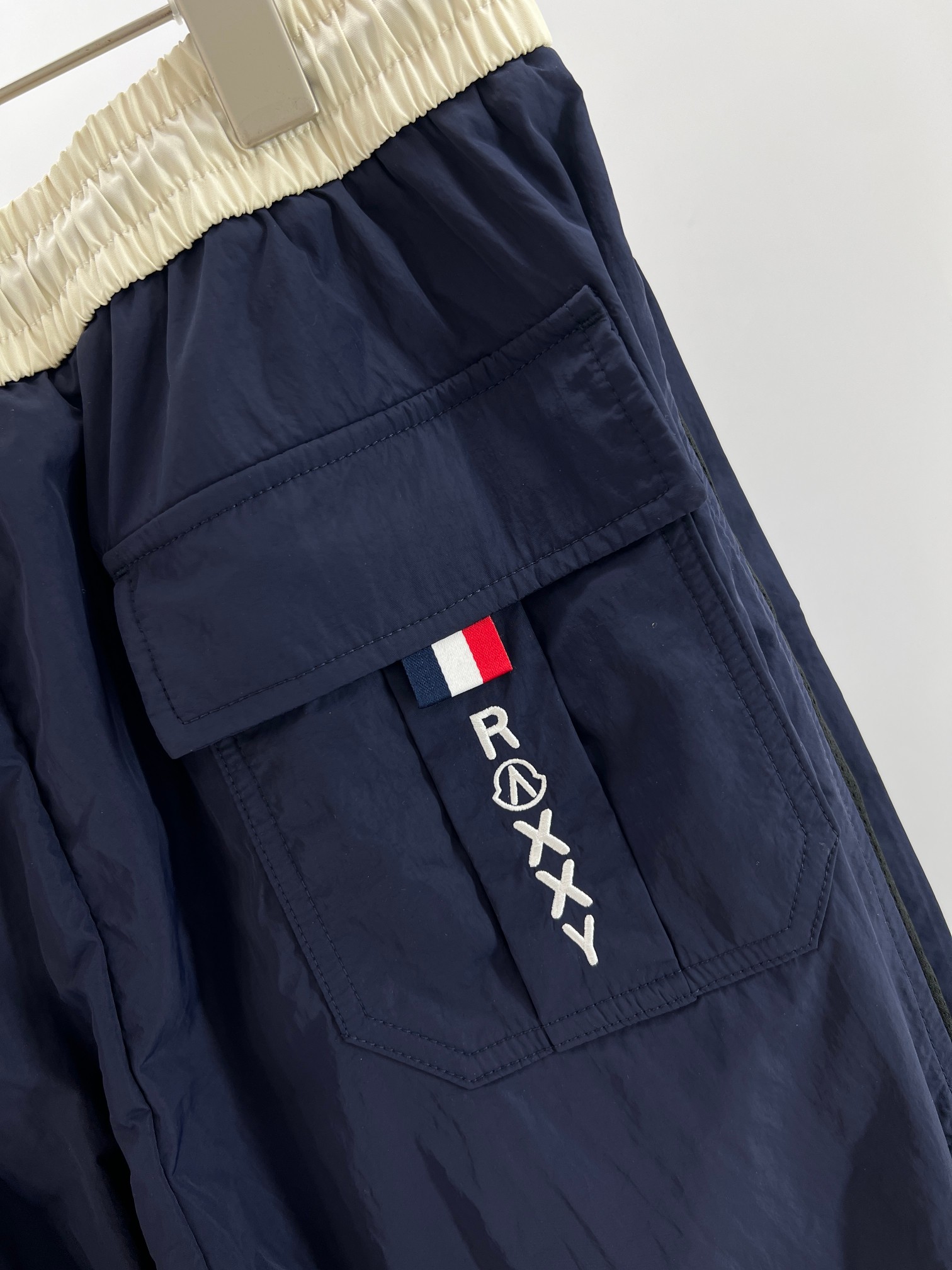 。 Mo原厂出品的蓝色抽绳松紧腰阔腿裤 经典蓝色系，自带清爽感，轻松适配各种风格穿搭。抽绳松紧腰设计超贴