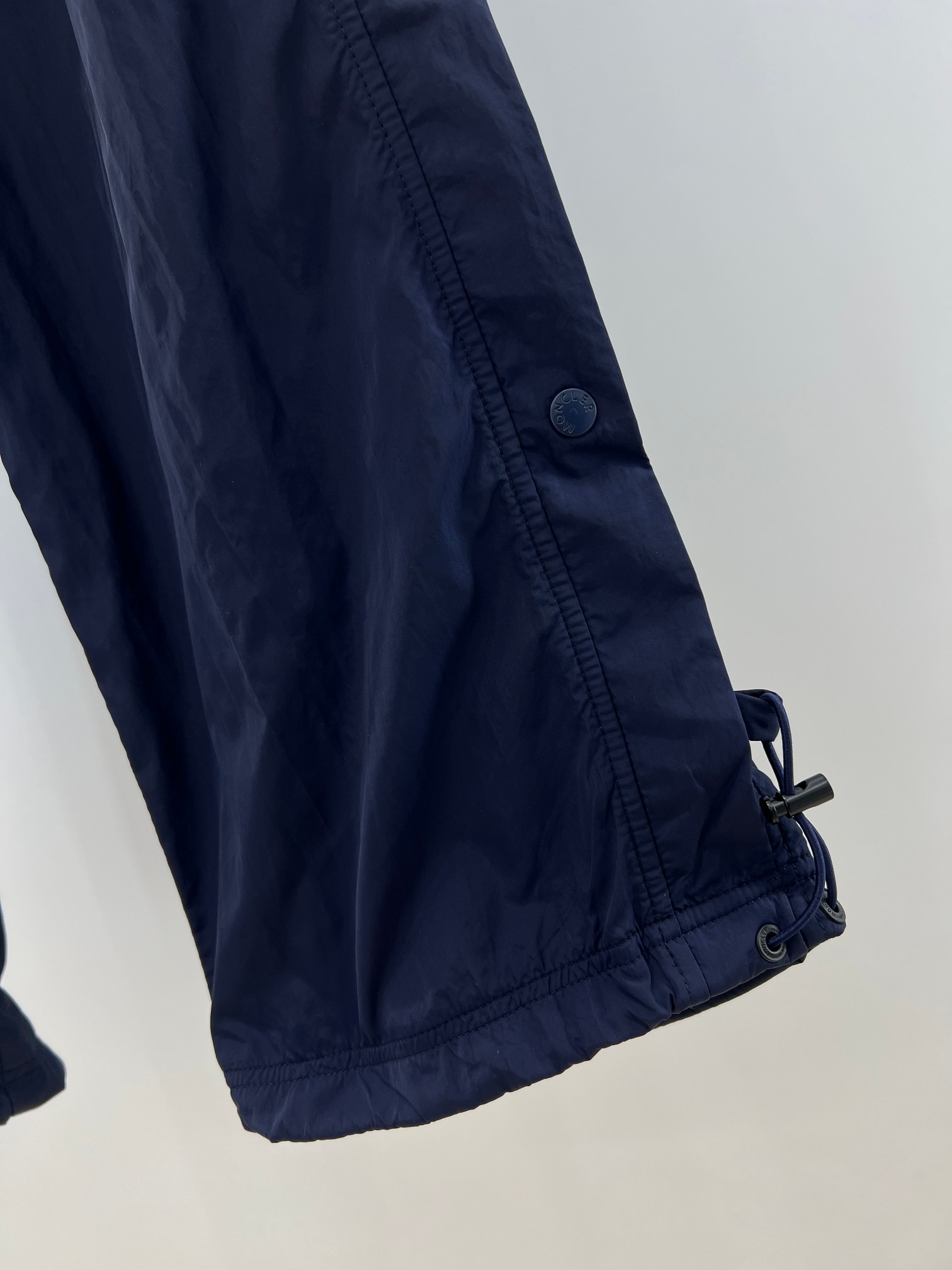 。 Mo原厂出品的蓝色抽绳松紧腰阔腿裤 经典蓝色系，自带清爽感，轻松适配各种风格穿搭。抽绳松紧腰设计超贴