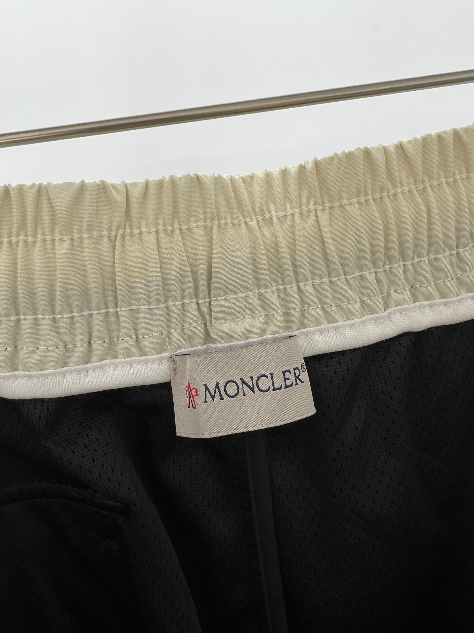 。 Mo原厂出品的蓝色抽绳松紧腰阔腿裤 经典蓝色系，自带清爽感，轻松适配各种风格穿搭。抽绳松紧腰设计超贴