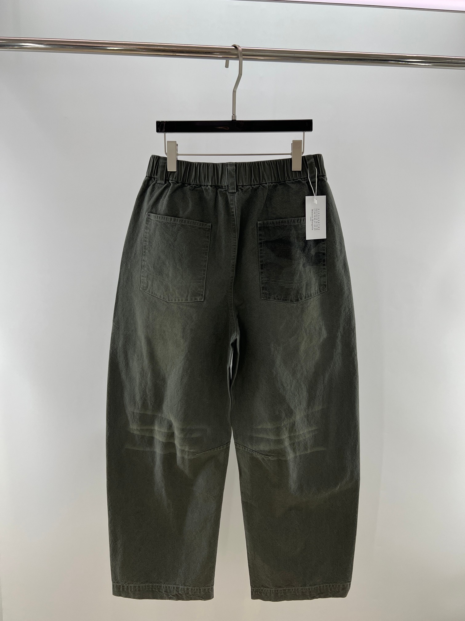 。 MM6迷彩工装口袋裤：解构主义与工装美学的先锋融合 当Maison Mar**la的解构基因邂逅工装