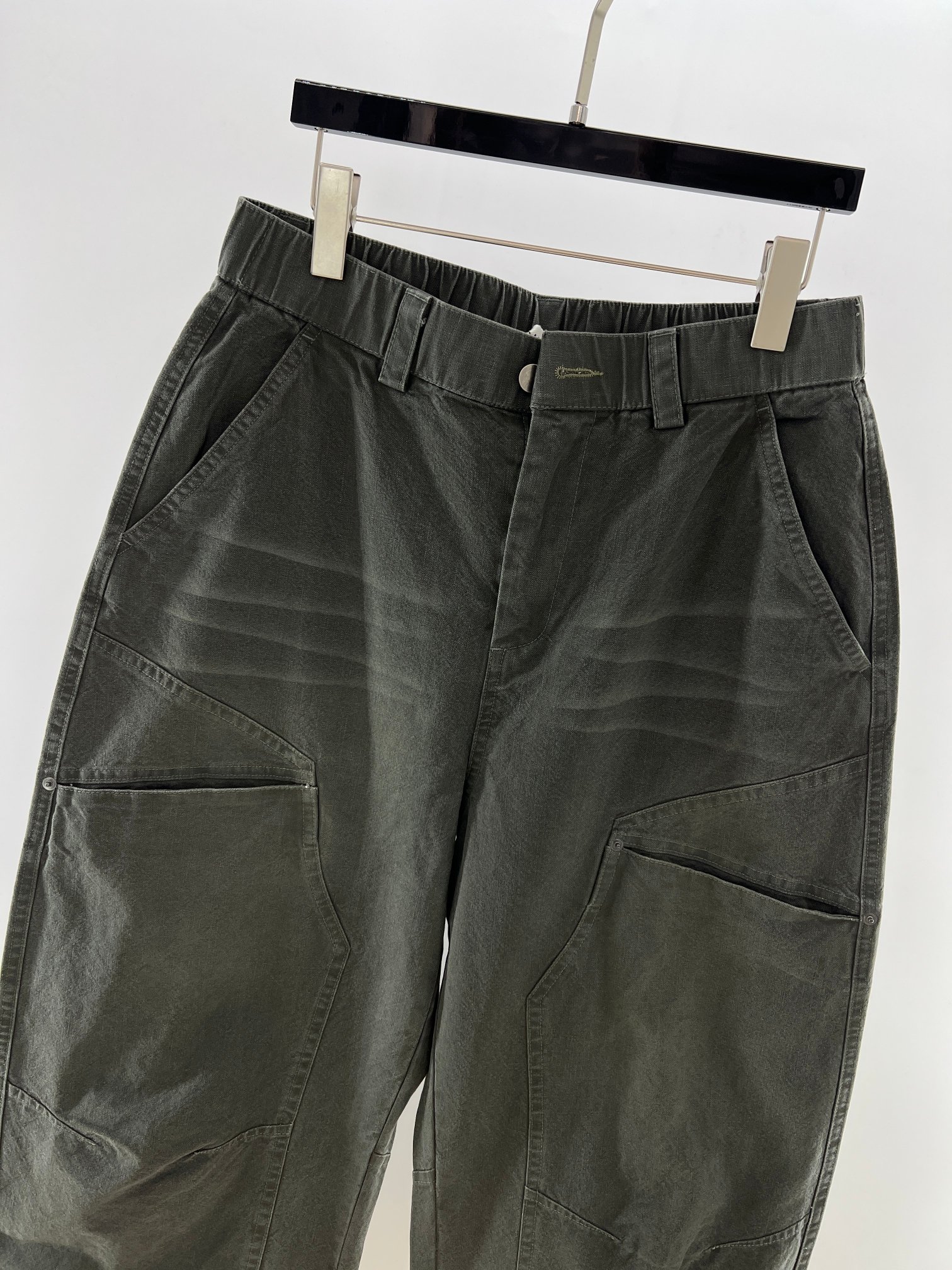 。 MM6迷彩工装口袋裤：解构主义与工装美学的先锋融合 当Maison Mar**la的解构基因邂逅工装