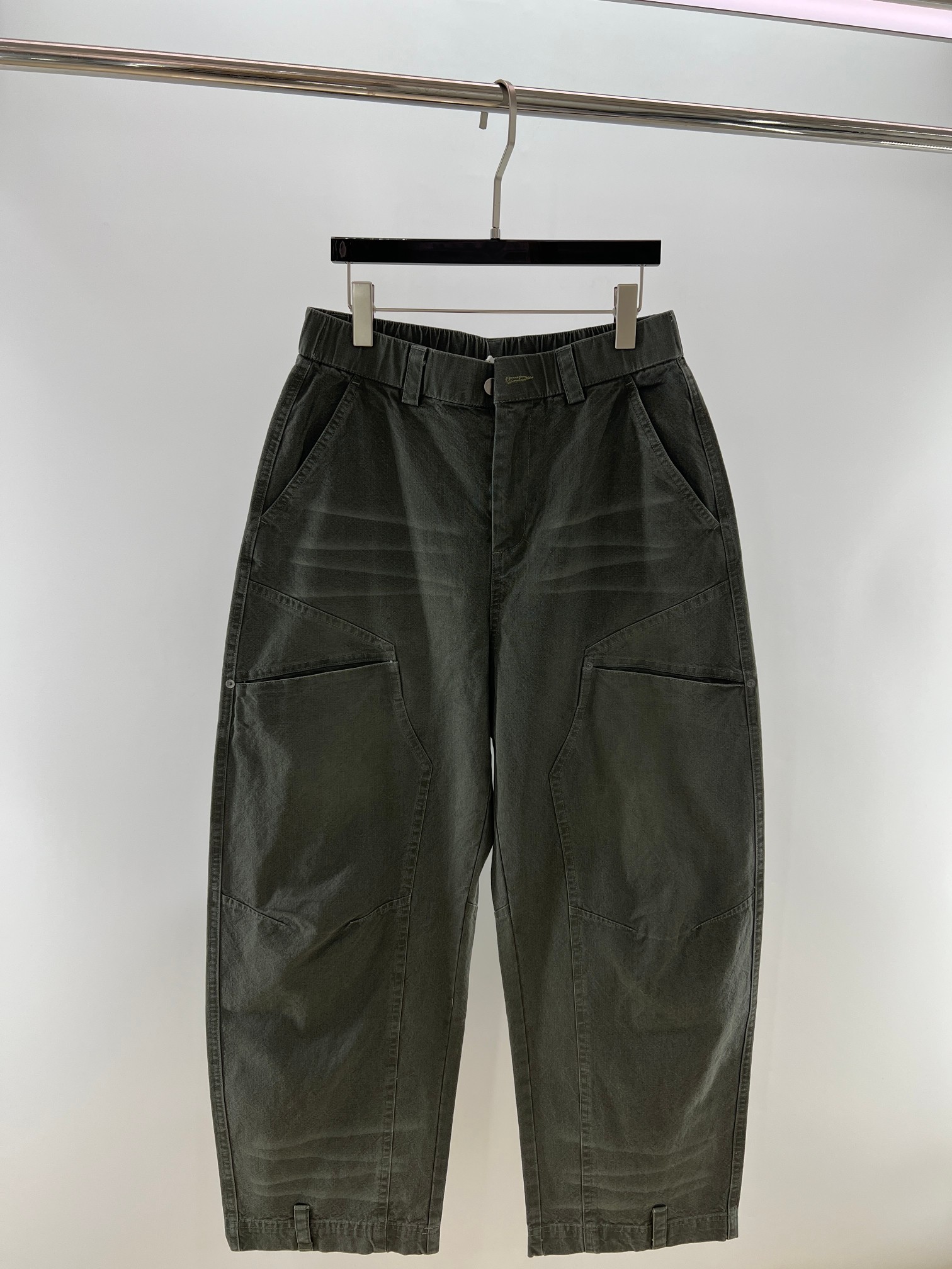 。 MM6迷彩工装口袋裤：解构主义与工装美学的先锋融合 当Maison Mar**la的解构基因邂逅工装