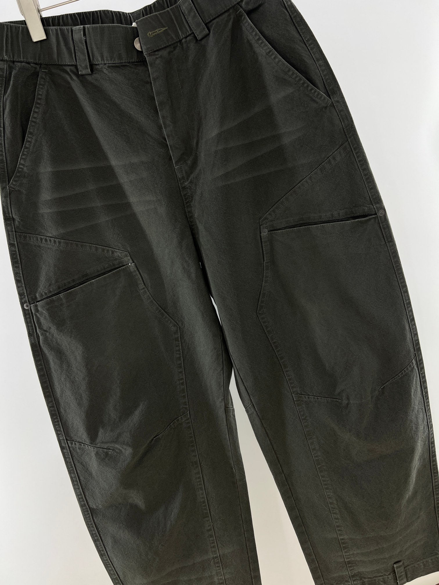 。 MM6迷彩工装口袋裤：解构主义与工装美学的先锋融合 当Maison Mar**la的解构基因邂逅工装