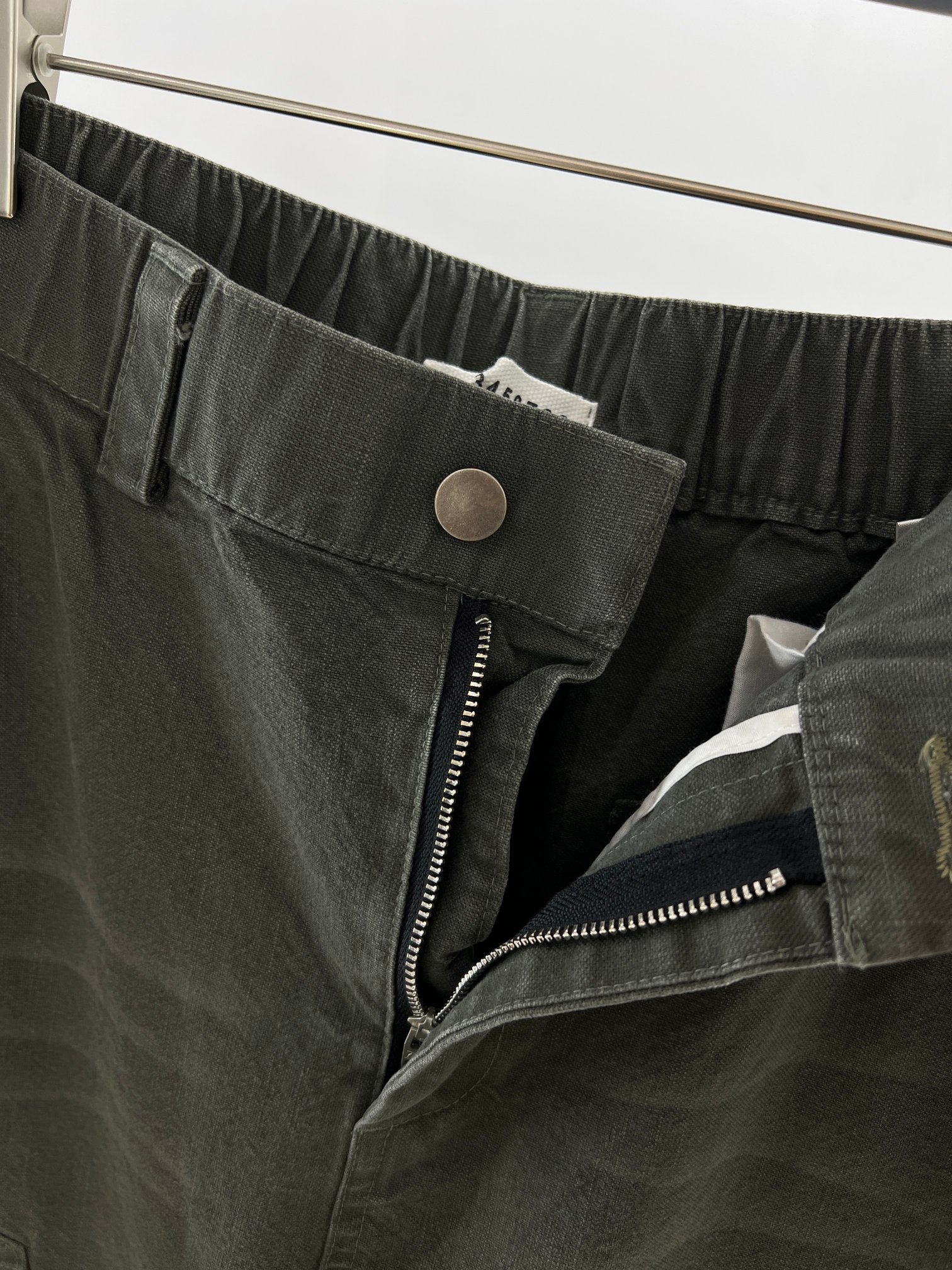 。 MM6迷彩工装口袋裤：解构主义与工装美学的先锋融合 当Maison Mar**la的解构基因邂逅工装