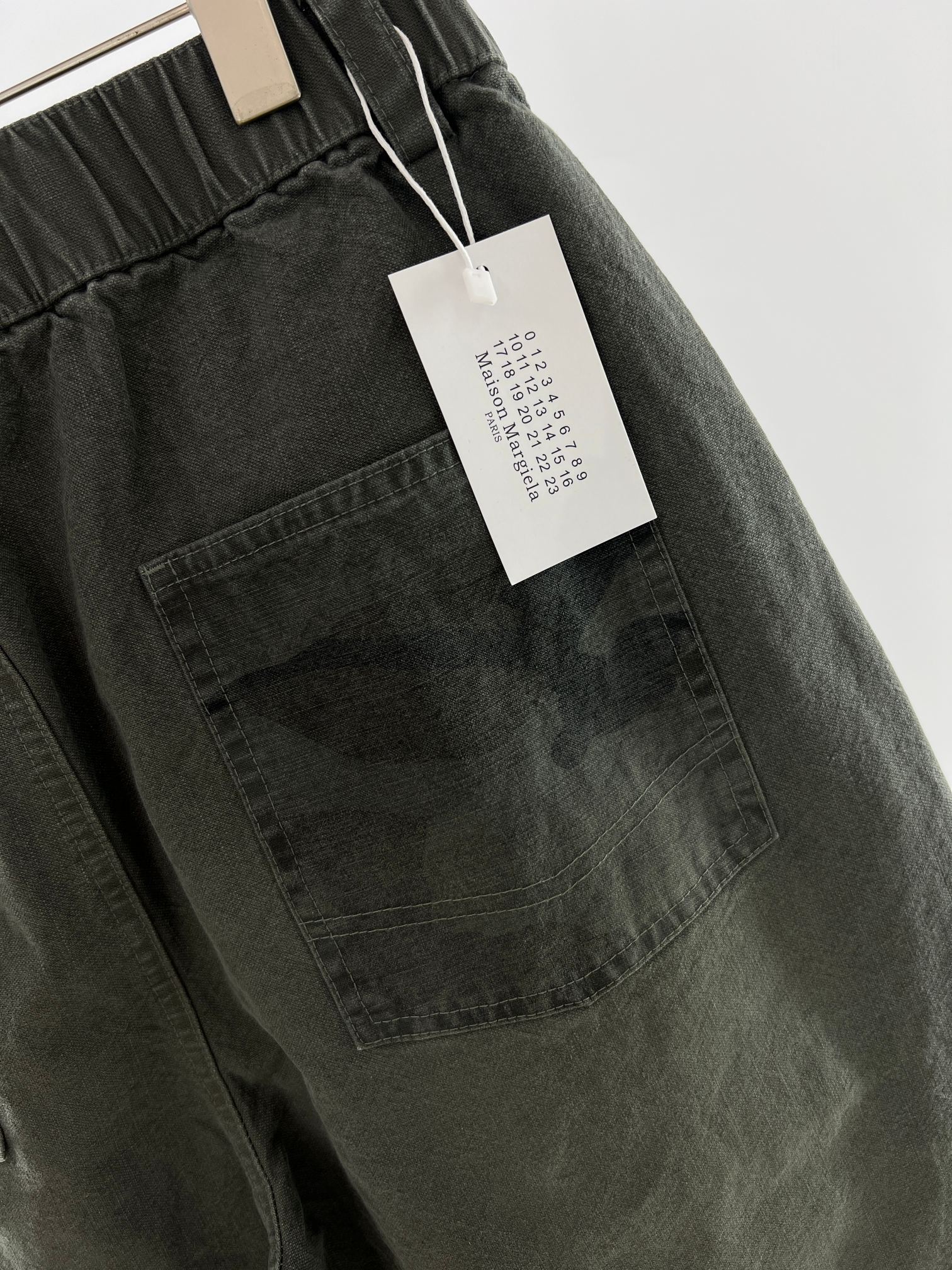 。 MM6迷彩工装口袋裤：解构主义与工装美学的先锋融合 当Maison Mar**la的解构基因邂逅工装