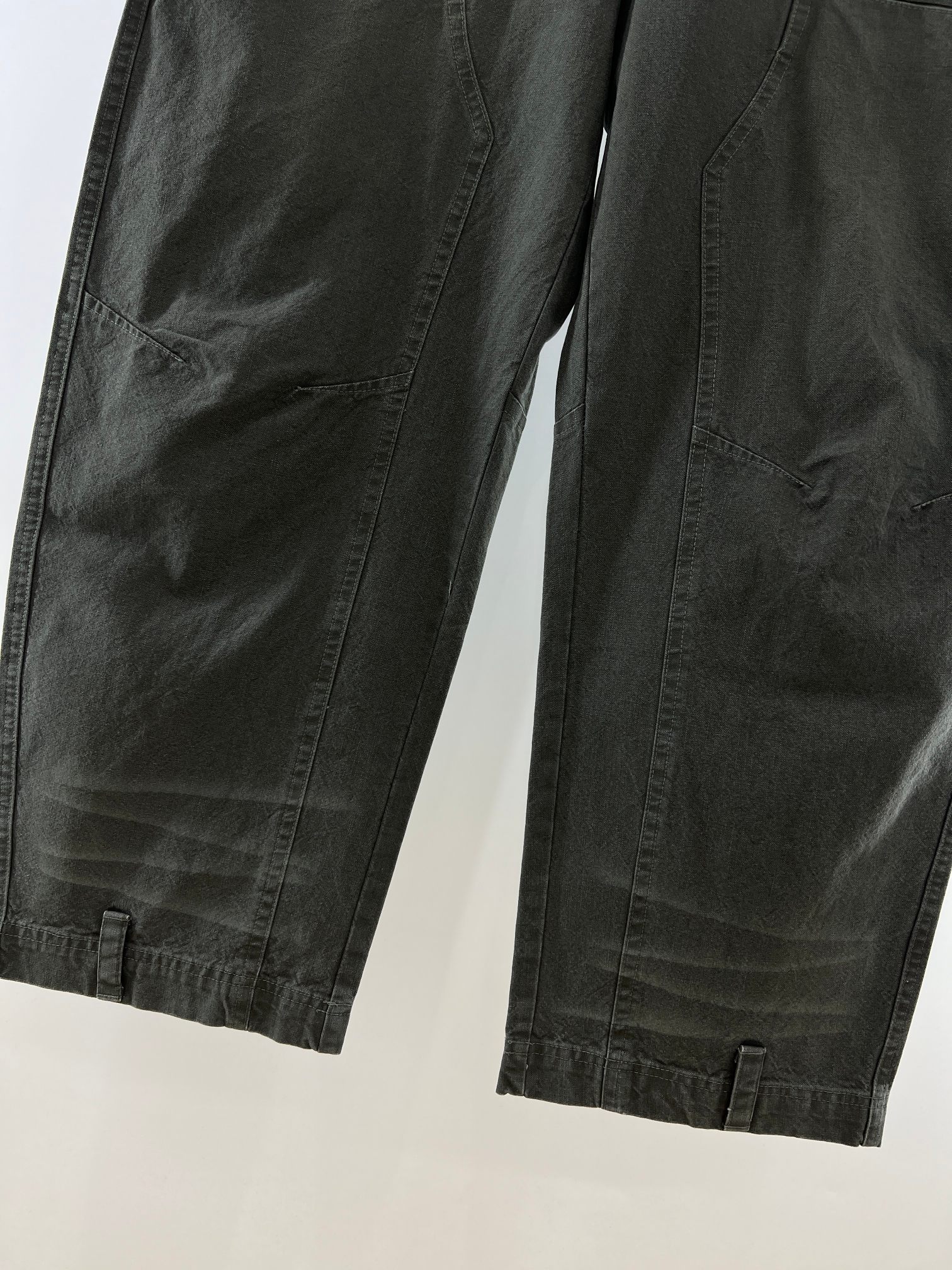 。 MM6迷彩工装口袋裤：解构主义与工装美学的先锋融合 当Maison Mar**la的解构基因邂逅工装