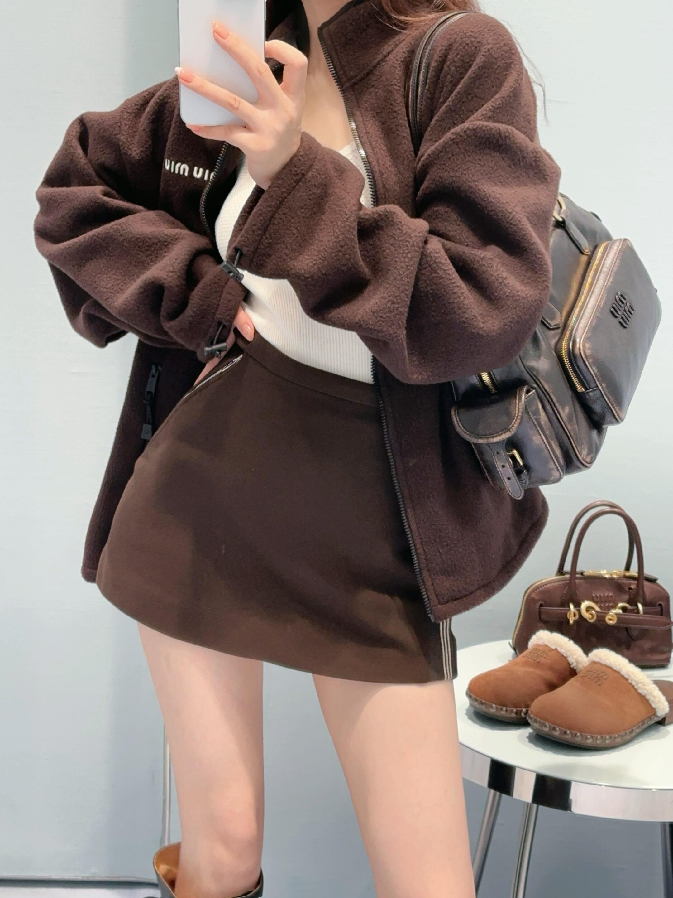 NO:530277,MIU brown suede stand-alone zipper jacket fleece Teddy fabric material, soft plush touch, and excellent warmth and breathability. High-precision computer embroidery technology embroidered with clear and full patterns. The loose shoulder-length style forms a lazy and not sloppy outline with loose shoulder lines, extended body and sleeve tube. It is matched with a high-neck design and front zipper opening and closing, which can not only wrap the neck with windproof and warmth, but also flexibly adjust the collar according to needs, achieving free switching between shape and comfort. Color brown Size XS-L,,miumiu, jackets & coats,alexander wang19860909MIU棕色绒面立领拉链外套 抓绒泰迪面料材质,柔软毛绒触感,且具极佳的保暖性与透气性. 高精度电脑刺绣工艺,绣制出清晰饱满的图案. 宽松落肩版型,以宽松的肩线、加长的衣身与袖管构成慵懒而不邋遢的轮廓.搭配高领设计与正面拉链开合,既能包裹脖颈防风保暖,也可根据需求灵活调节领位,实现造型与舒适度的自由切换. 颜色棕色 尺码XS-L,,miumiu,jackets & coats,alexander wang,Men's clothing