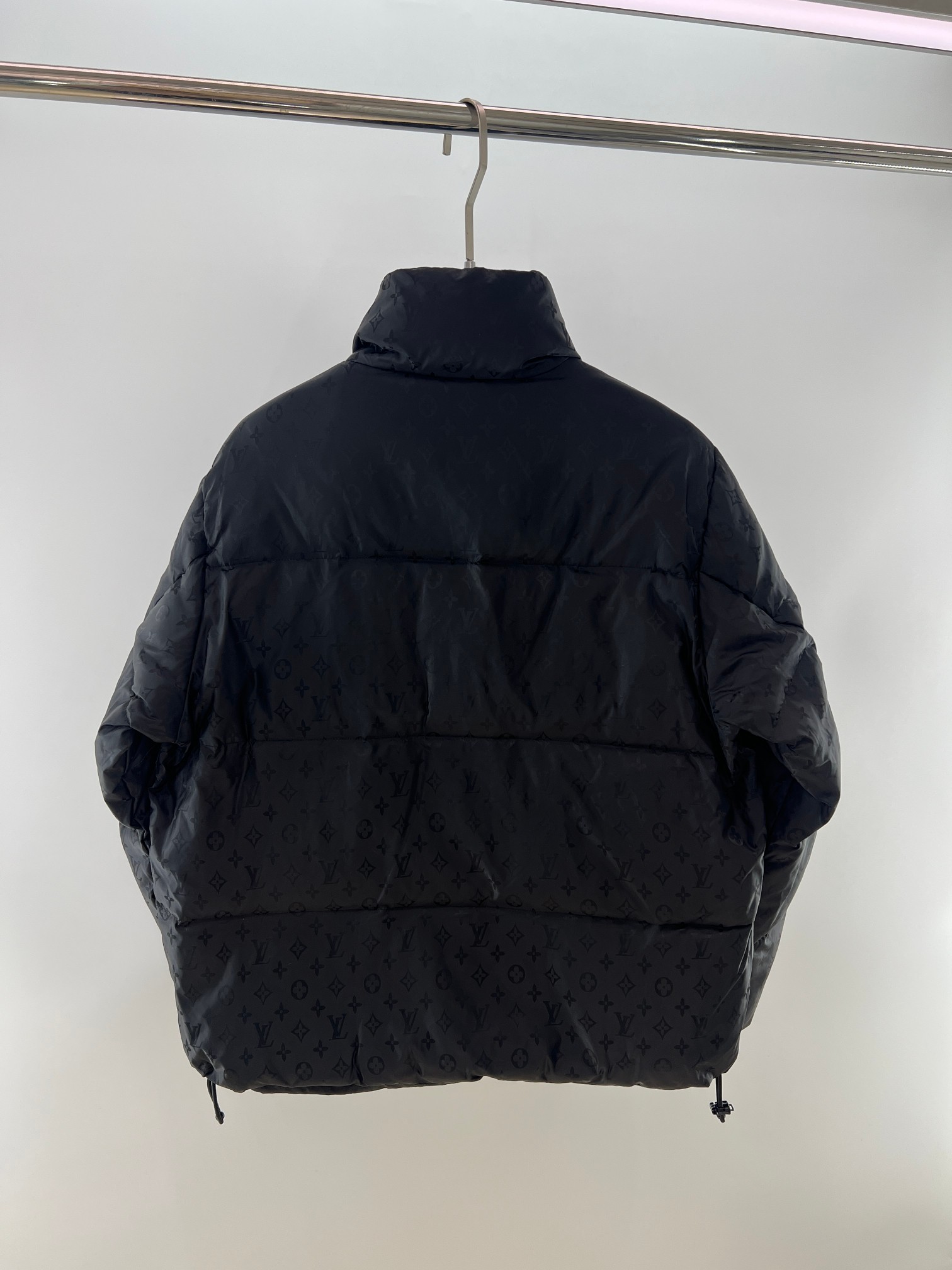 羽绒服-。 1V新款老花提花羽绒服 填充90白鸭绒 700➕蓬松度 俗称面包🍞羽绒服。男女情侣装 颜色：