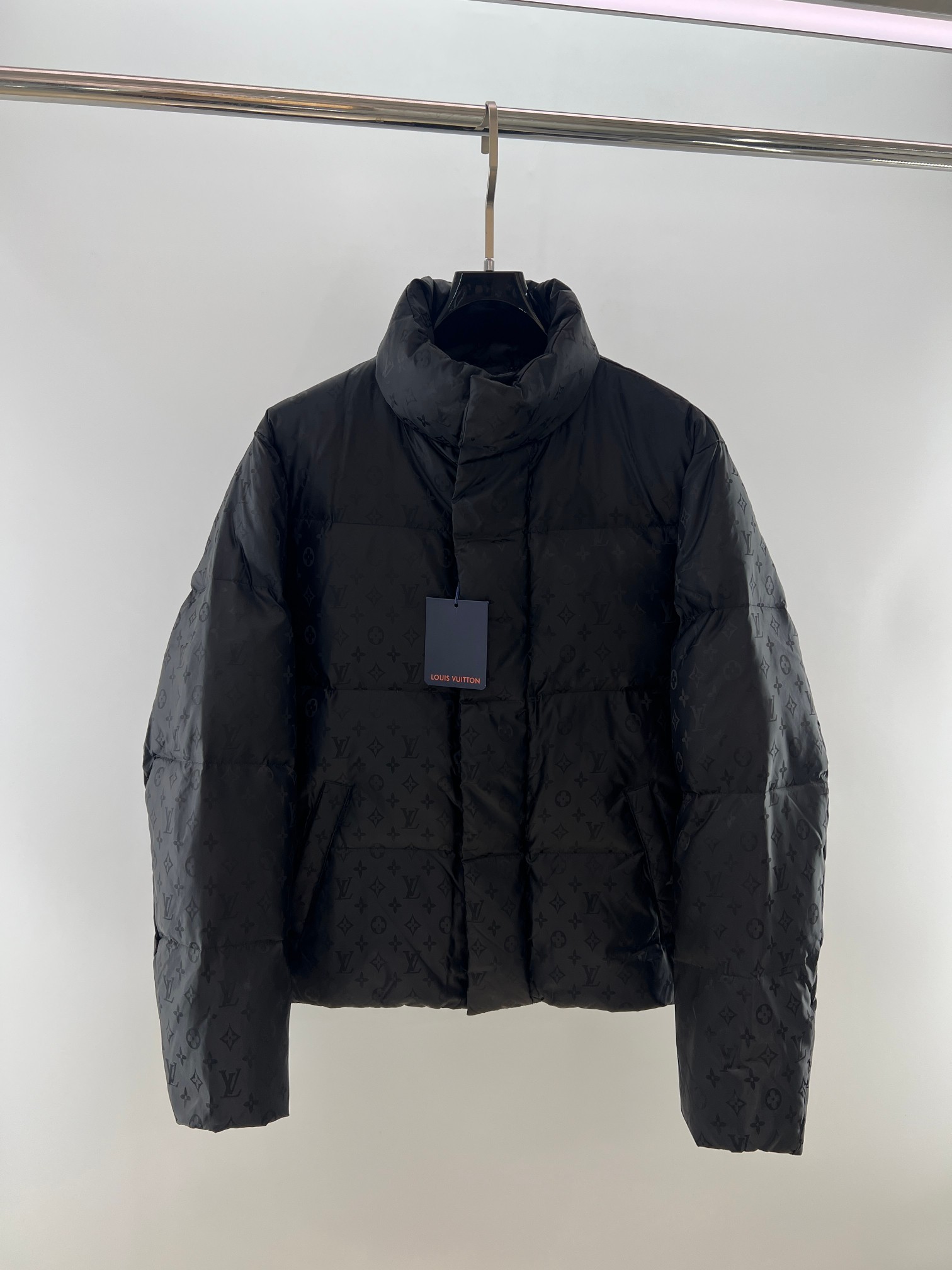 羽绒服-。 1V新款老花提花羽绒服 填充90白鸭绒 700➕蓬松度 俗称面包🍞羽绒服。男女情侣装 颜色：