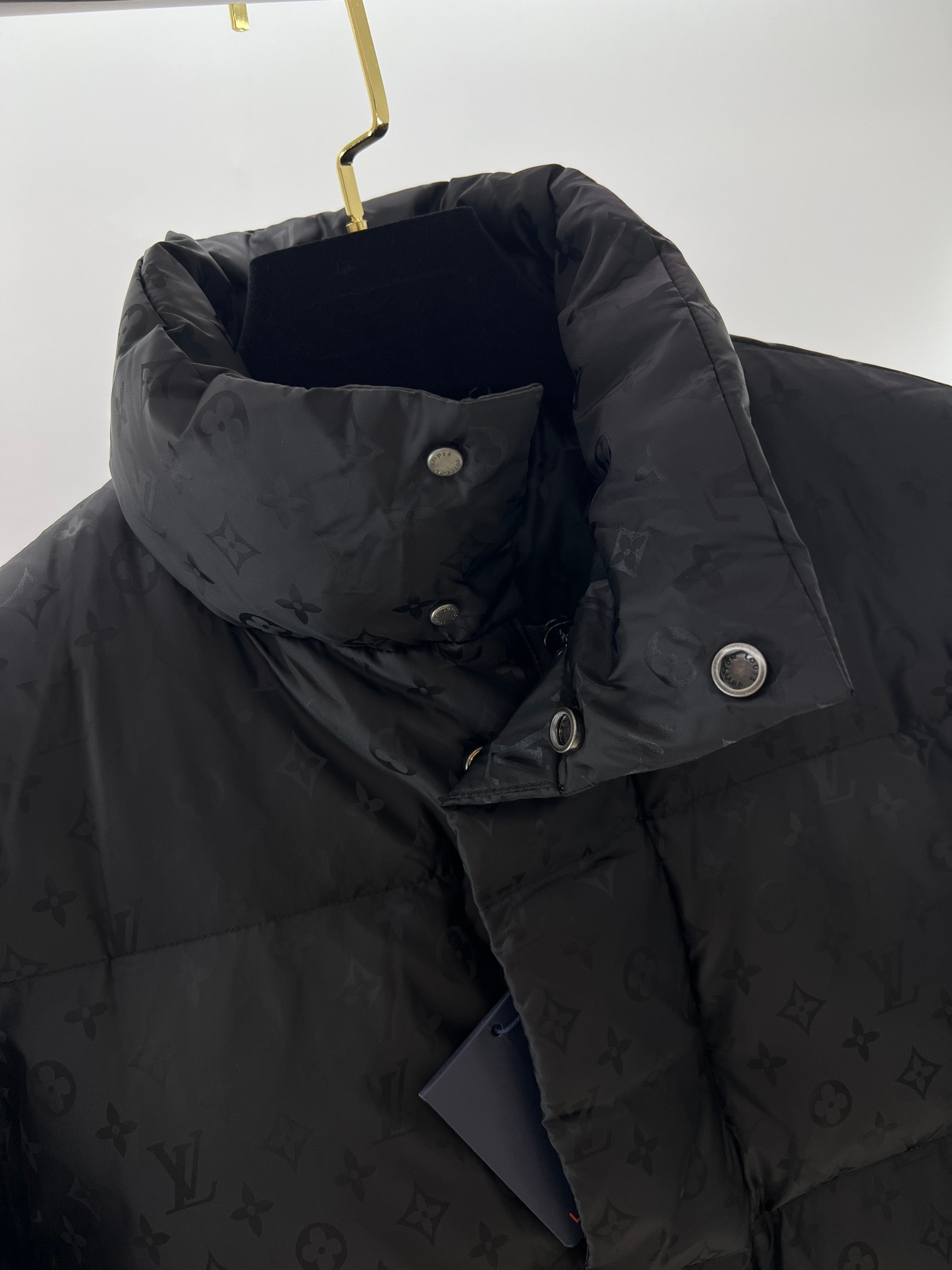 羽绒服-。 1V新款老花提花羽绒服 填充90白鸭绒 700➕蓬松度 俗称面包🍞羽绒服。男女情侣装 颜色：