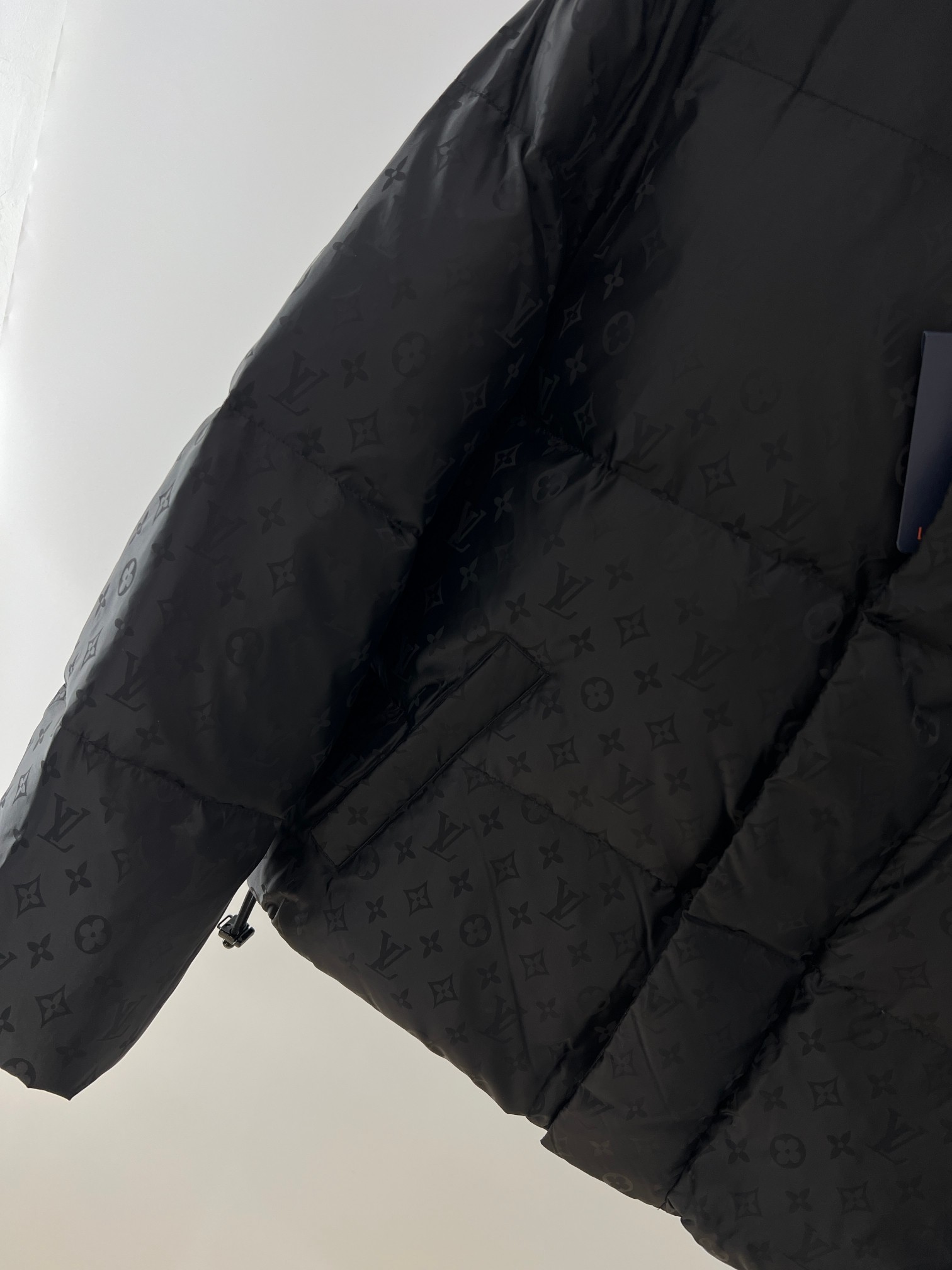 羽绒服-。 1V新款老花提花羽绒服 填充90白鸭绒 700➕蓬松度 俗称面包🍞羽绒服。男女情侣装 颜色：