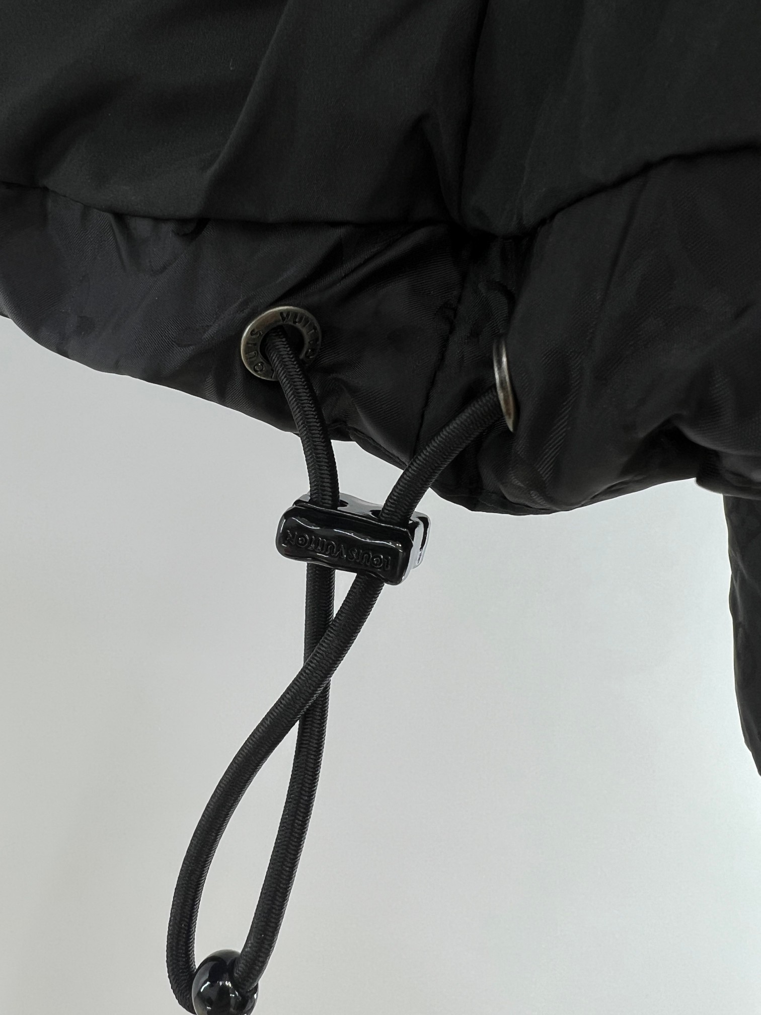 羽绒服-。 1V新款老花提花羽绒服 填充90白鸭绒 700➕蓬松度 俗称面包🍞羽绒服。男女情侣装 颜色：