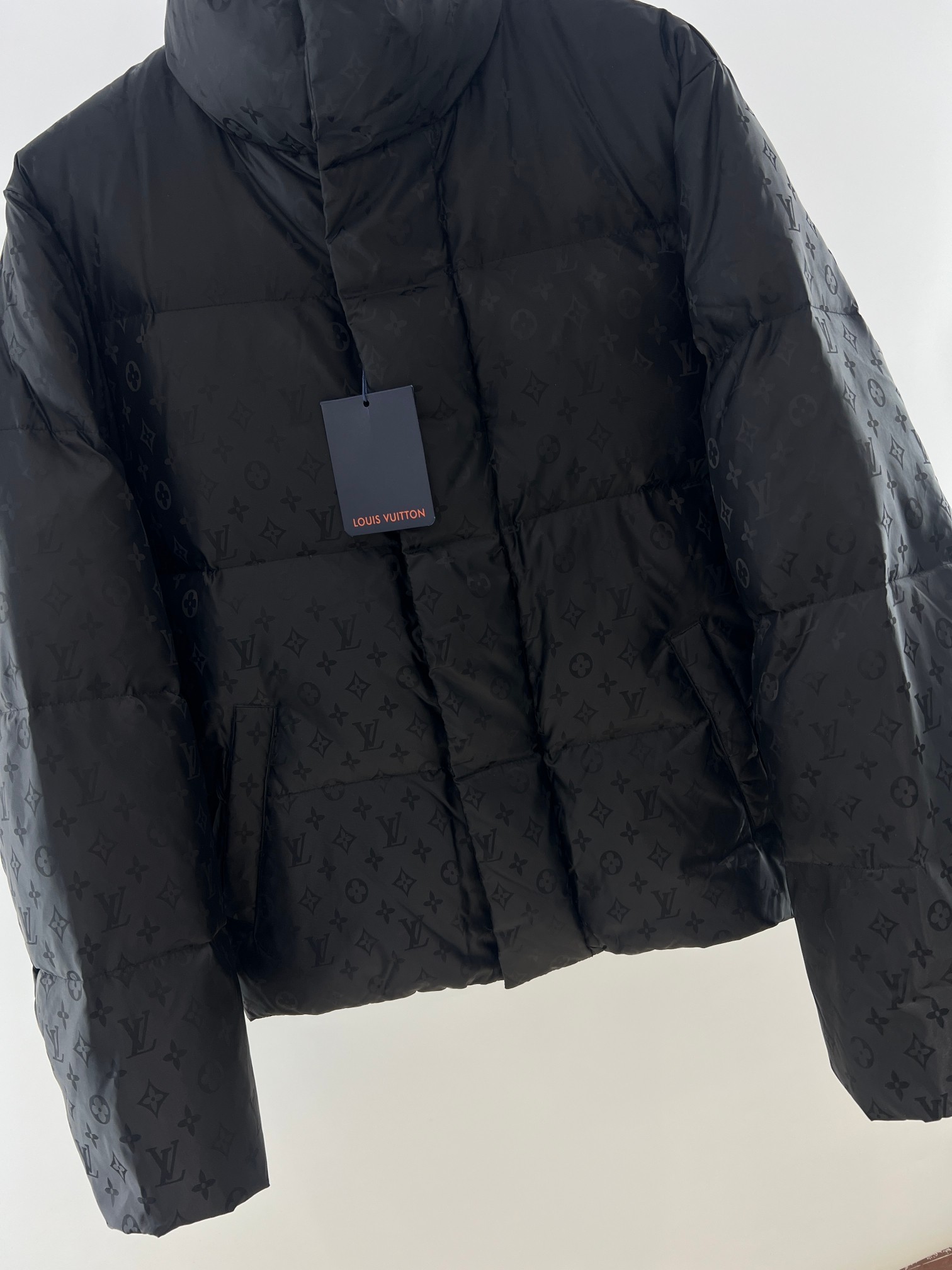 羽绒服-。 1V新款老花提花羽绒服 填充90白鸭绒 700➕蓬松度 俗称面包🍞羽绒服。男女情侣装 颜色：