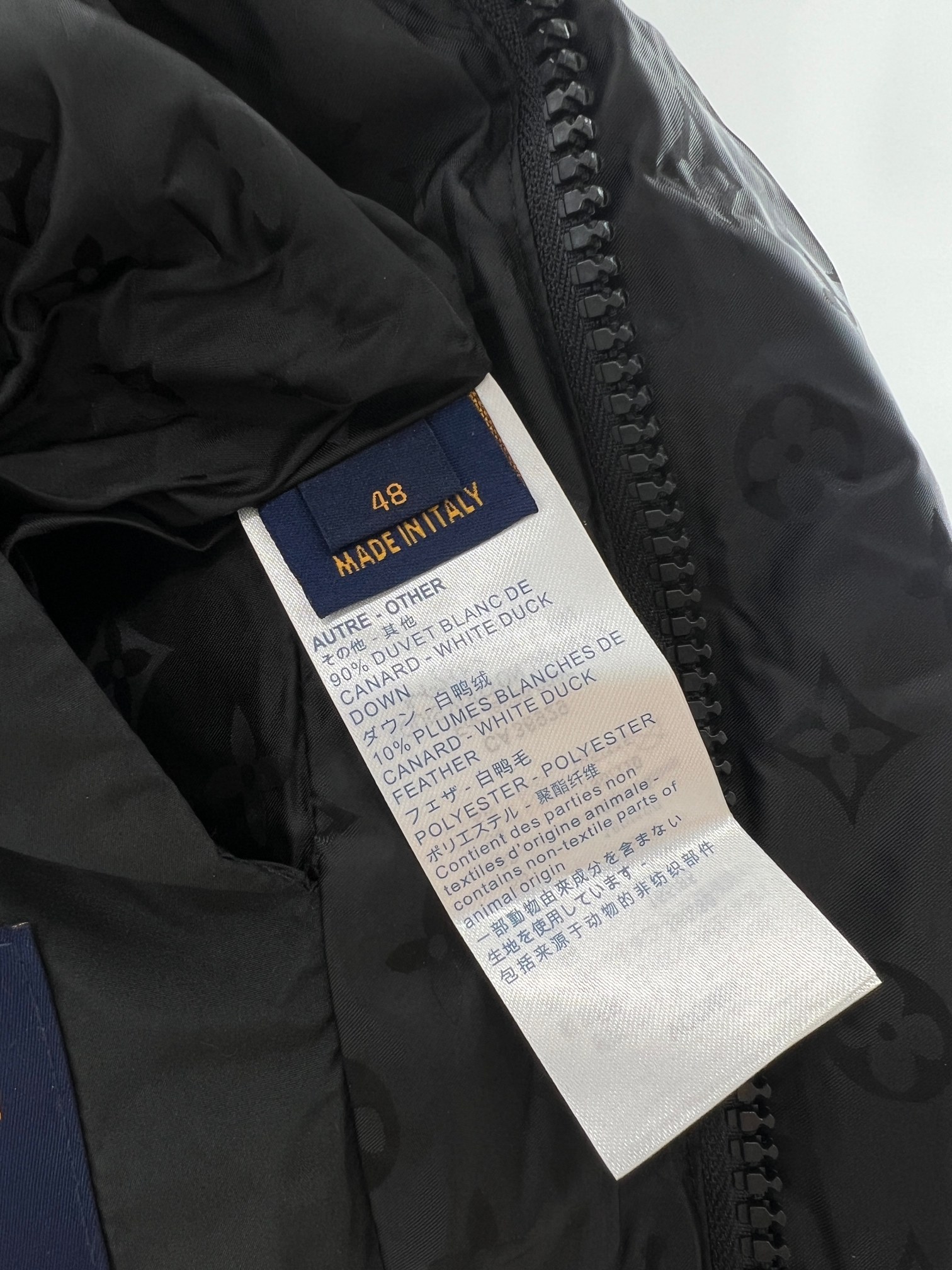 羽绒服-。 1V新款老花提花羽绒服 填充90白鸭绒 700➕蓬松度 俗称面包🍞羽绒服。男女情侣装 颜色：