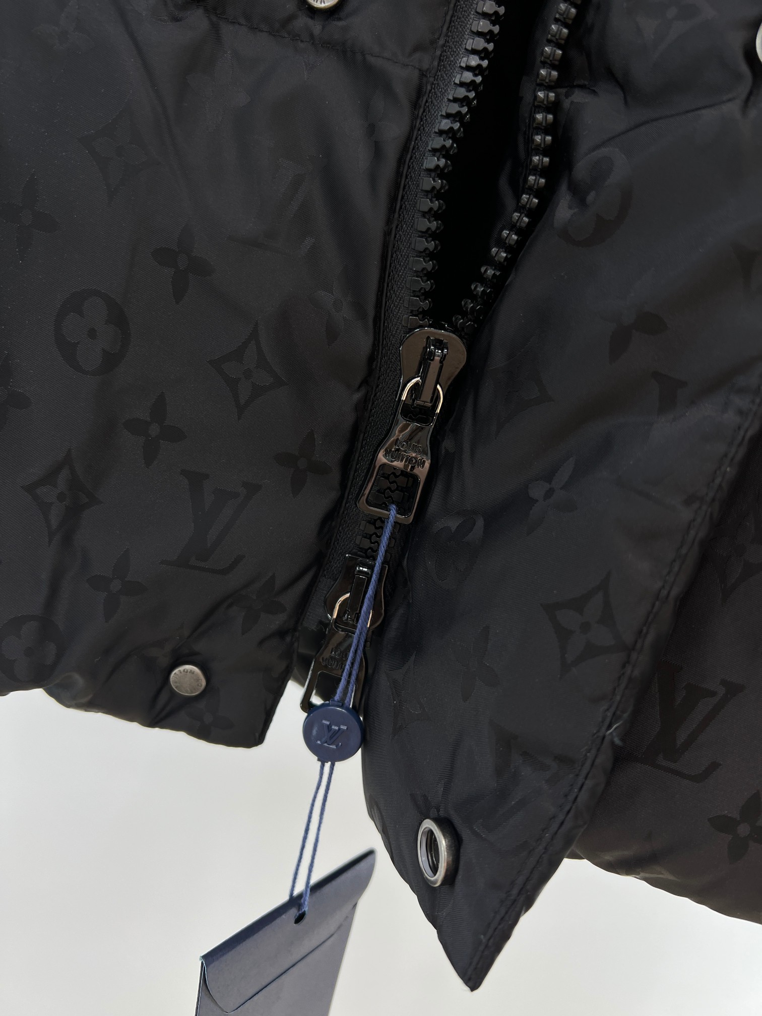 羽绒服-。 1V新款老花提花羽绒服 填充90白鸭绒 700➕蓬松度 俗称面包🍞羽绒服。男女情侣装 颜色：