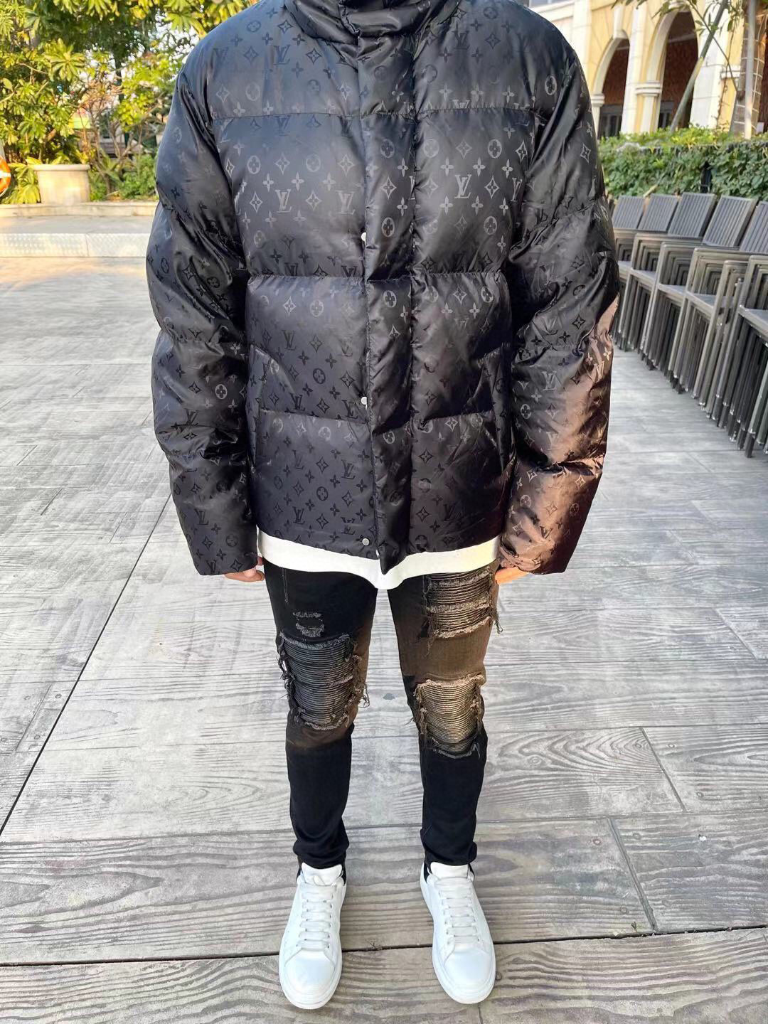 羽绒服-。 1V新款老花提花羽绒服 填充90白鸭绒 700➕蓬松度 俗称面包🍞羽绒服。男女情侣装 颜色：