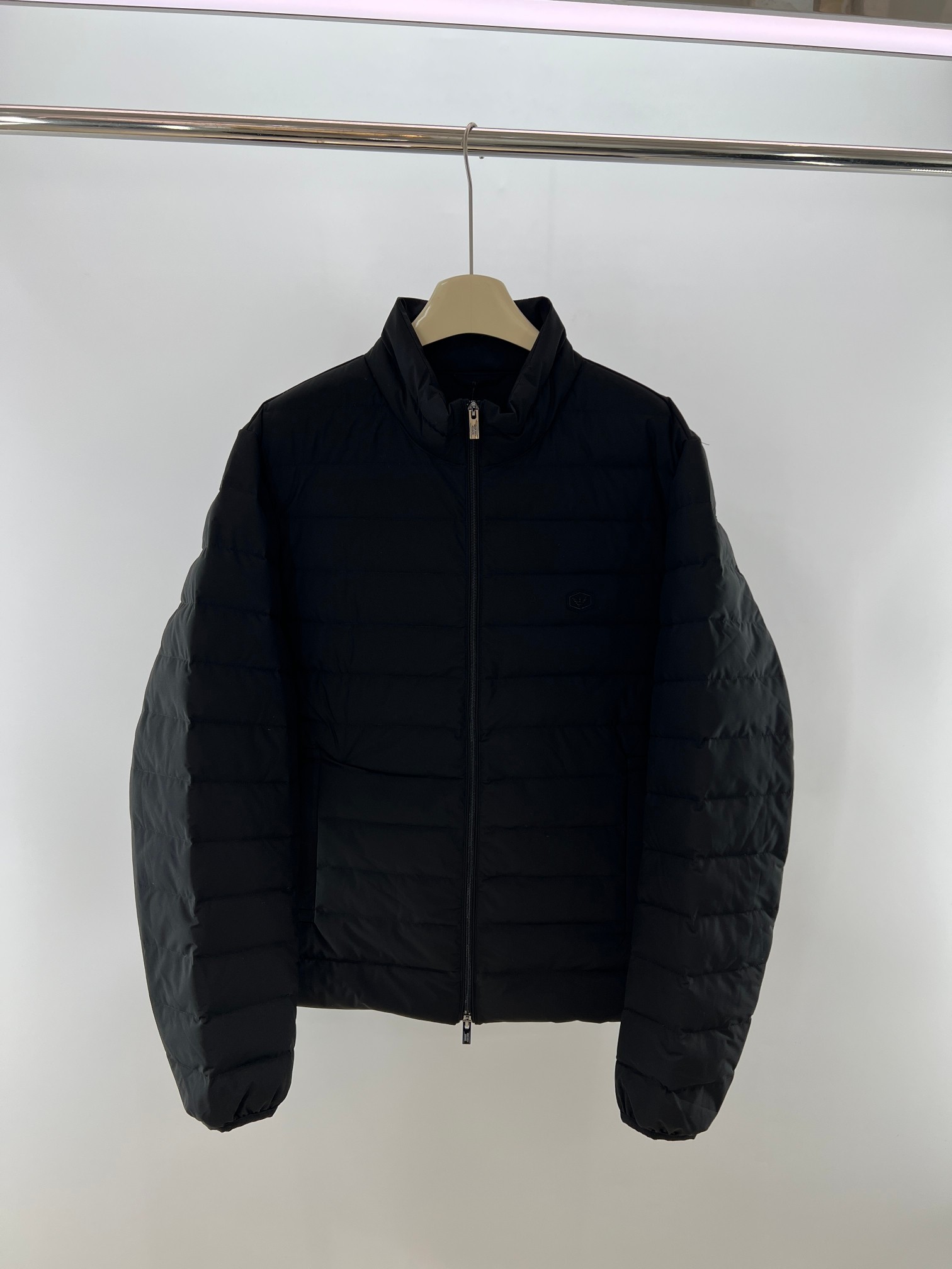 羽绒服-。 EMPORIO ARM**I 男士轻薄羽绒服 这款经典款，男士轻薄羽绒服以简约型格的焕新演绎